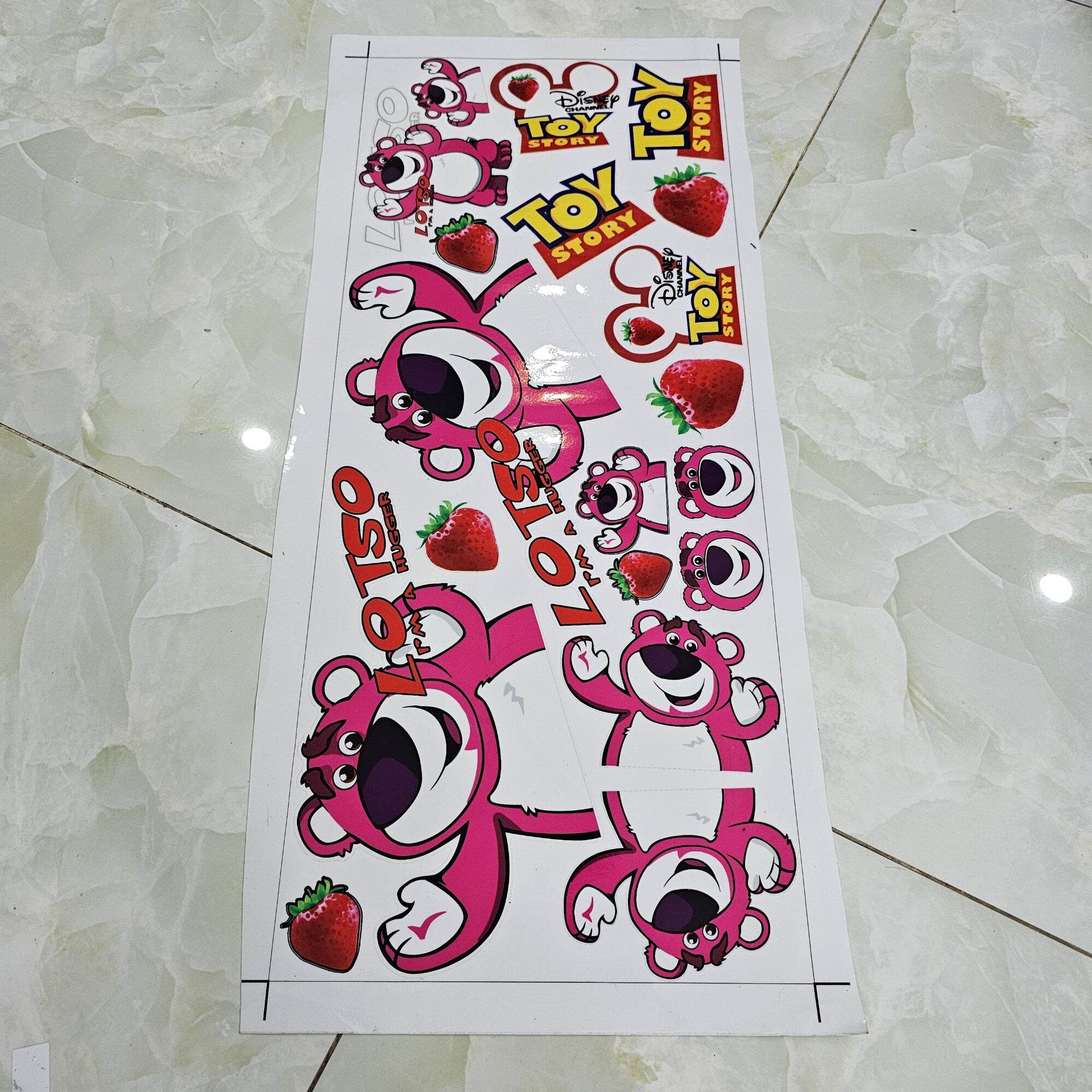 Tem sticker logo gấu dâu lotso hồng in trong dán xe trắng hoặc bạc trang trí xe máy kích thước 20x60cm