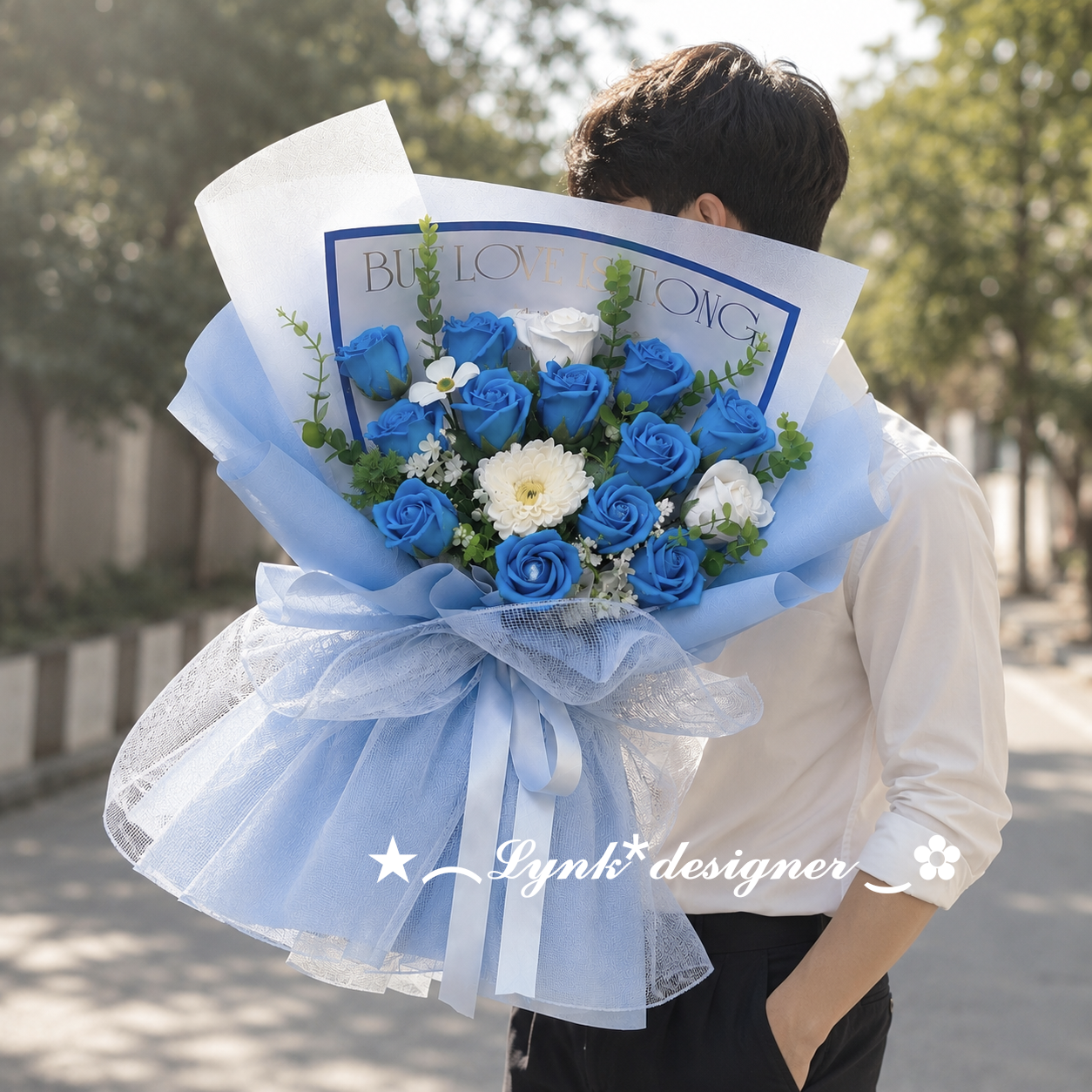 Bó hoa hồng sáp tông xanh dương mix hoa cao cấp phù hợp cho dịp lãng mạn ngoài trời. Tặng banner theo yêu cầu