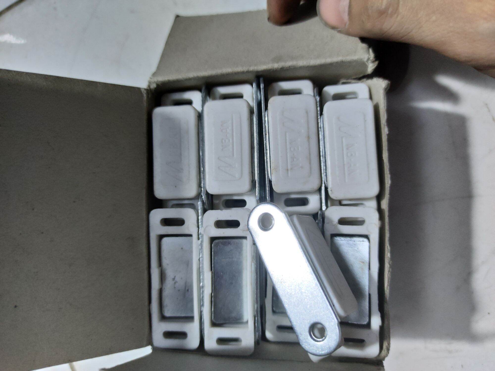 Nam châm hít cửa tủ