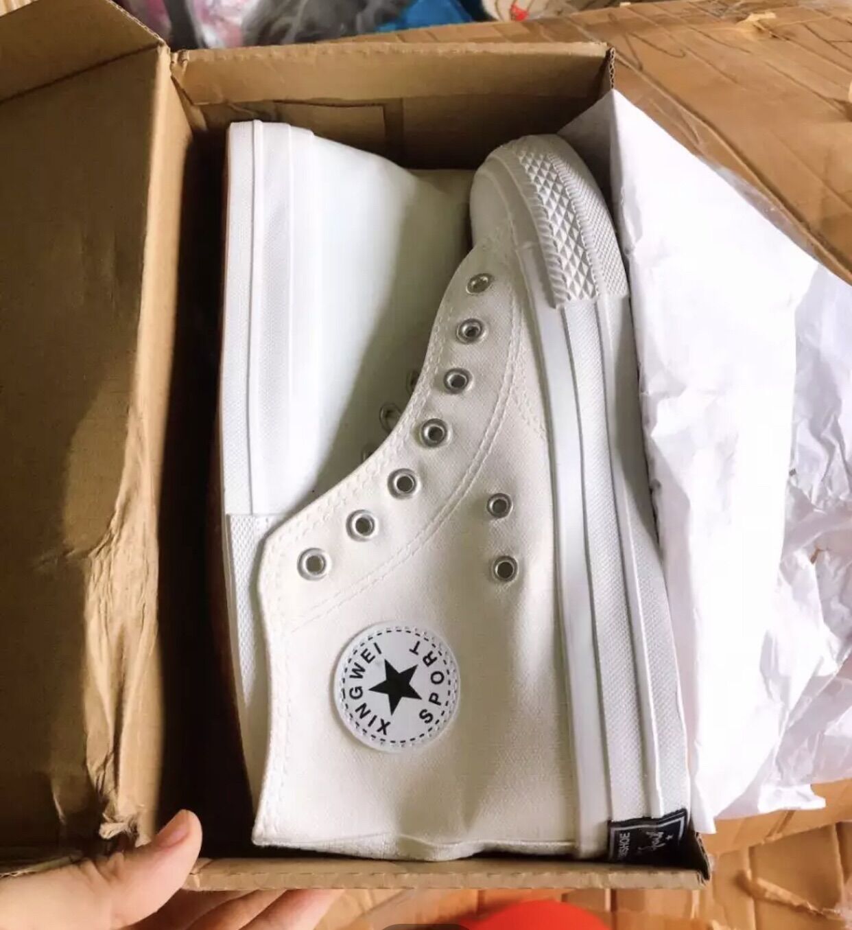 Giày sneaker đổi màu cực hot