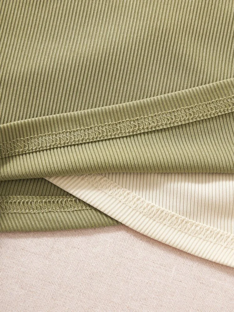 Áo croptop phối hai màu đan chéo ( xanh cốm + sữa )