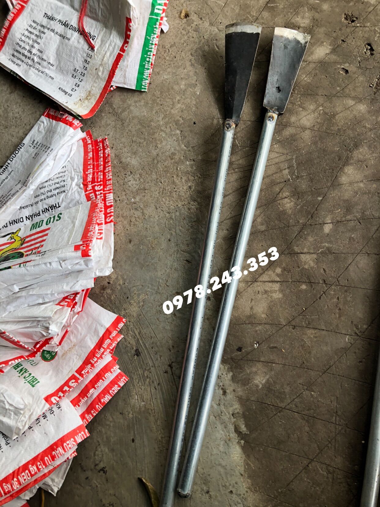 Thuổng đào đất bấng cây ( có cán dài 1 mét + lưỡi 30cm )
