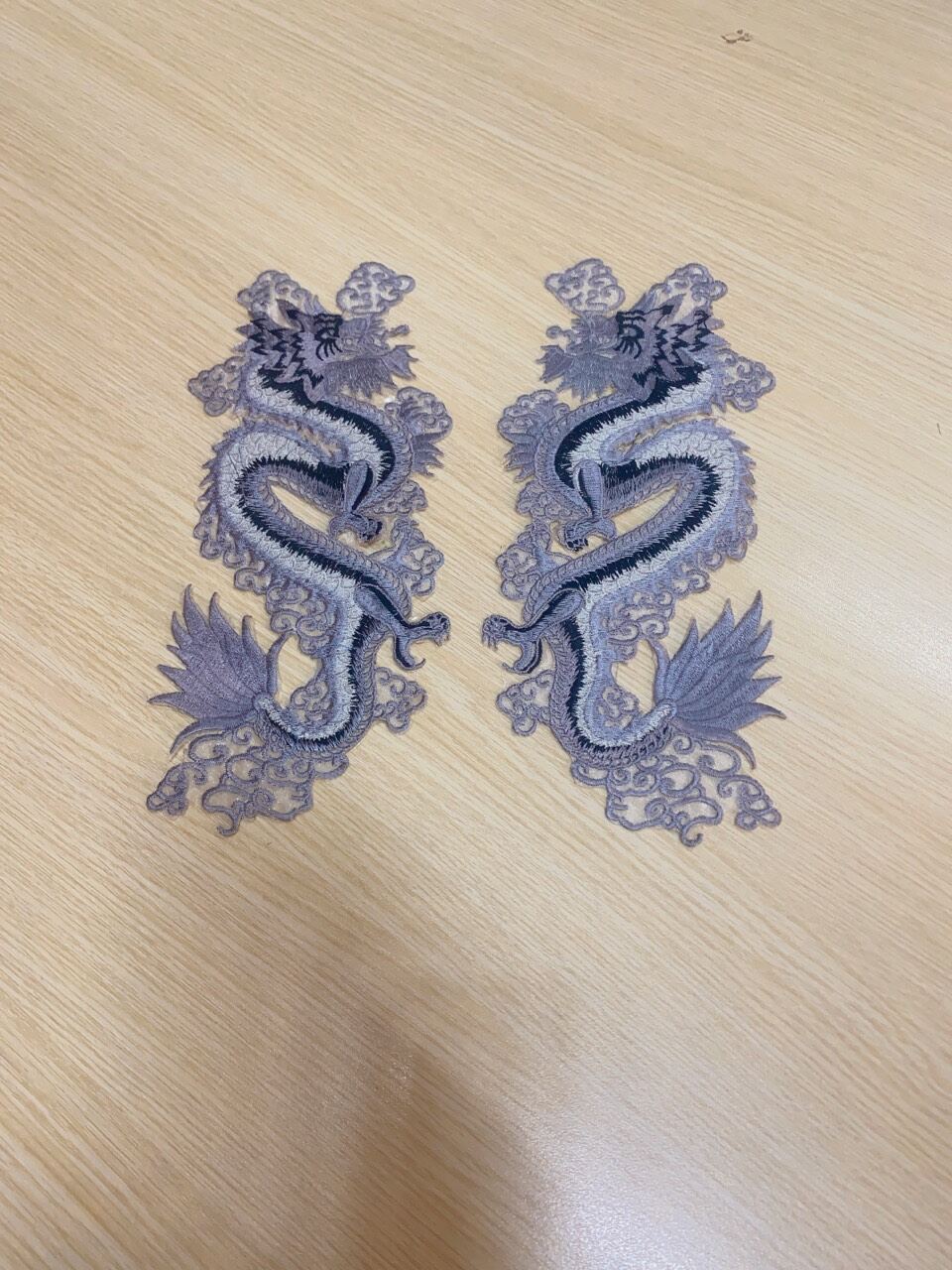 Miếng thêu rồng trang trí áo dài