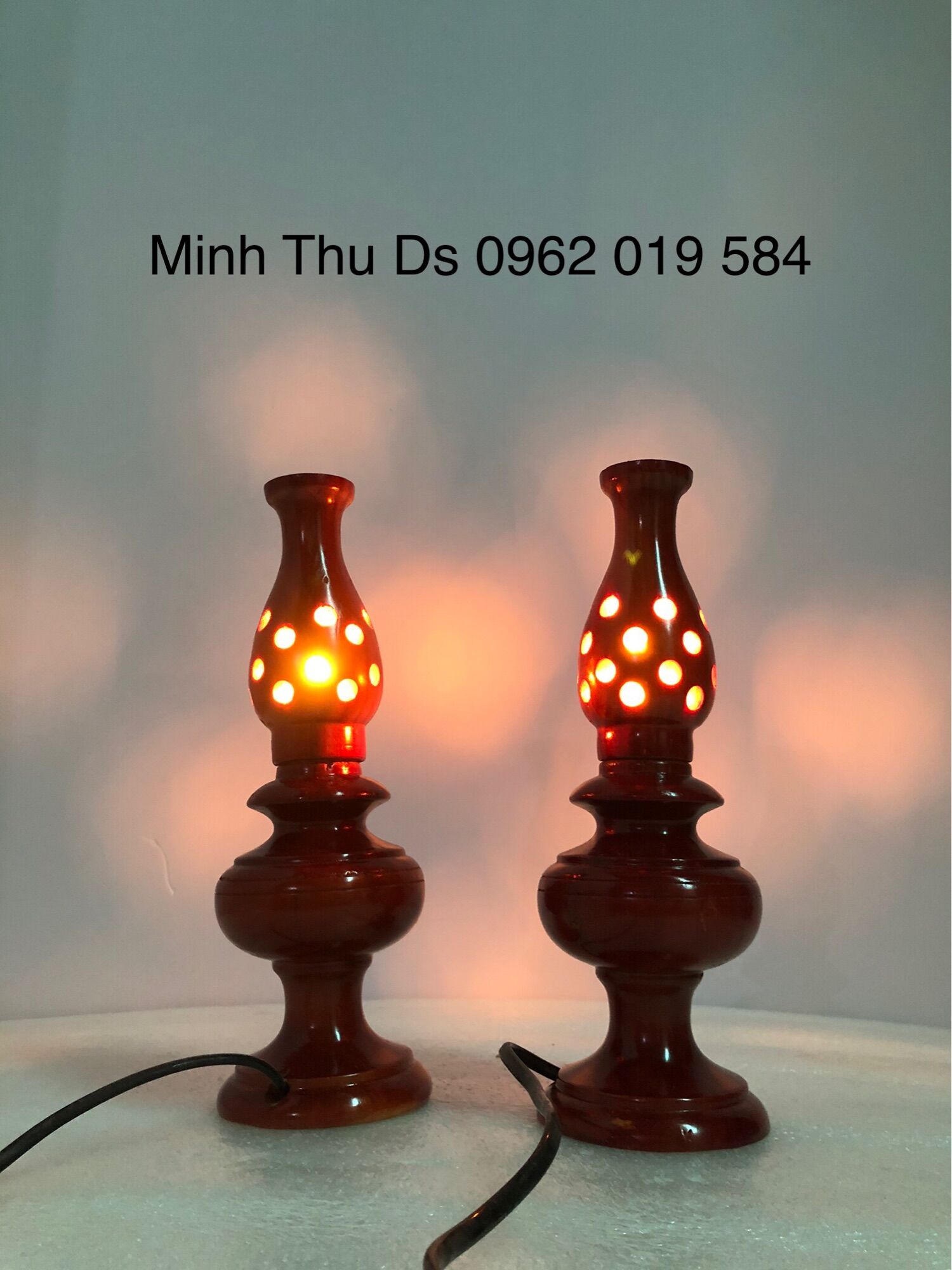 Đèn thờ gỗ cao 27 cm màu náu đỏ