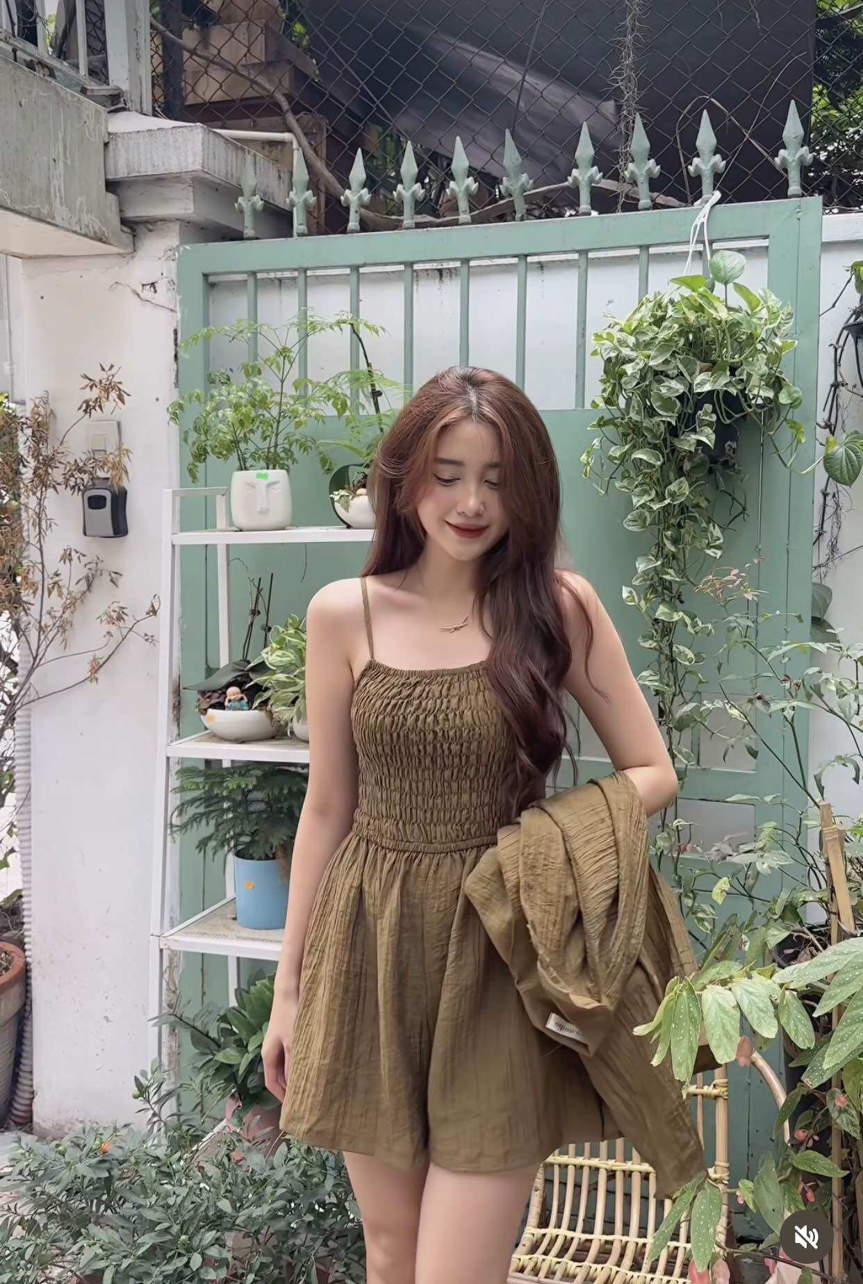 Set Jumsuit cộc kèm áo sơ mi chất tơ nhăn