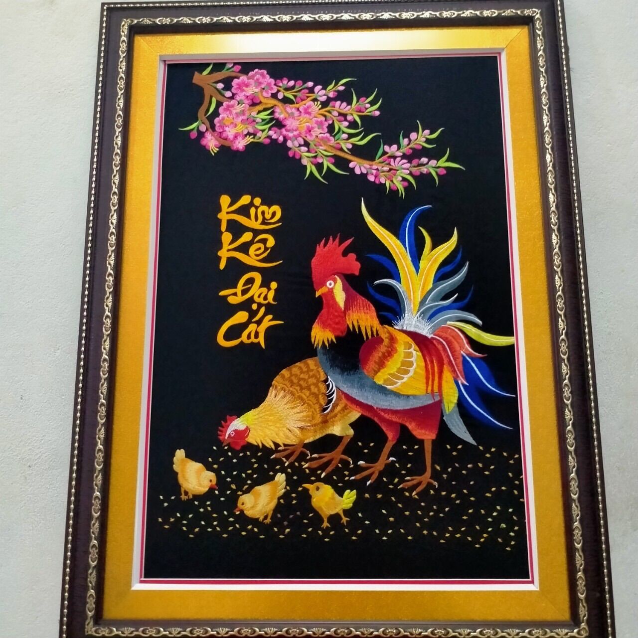 (Tranh thêu sẵn, kích thước 50*70). Bức tranh KIM KÊ ĐẠI CÁT là tranh "ĐÃ THÊU SẴN" về chỉ việc đóng khung.