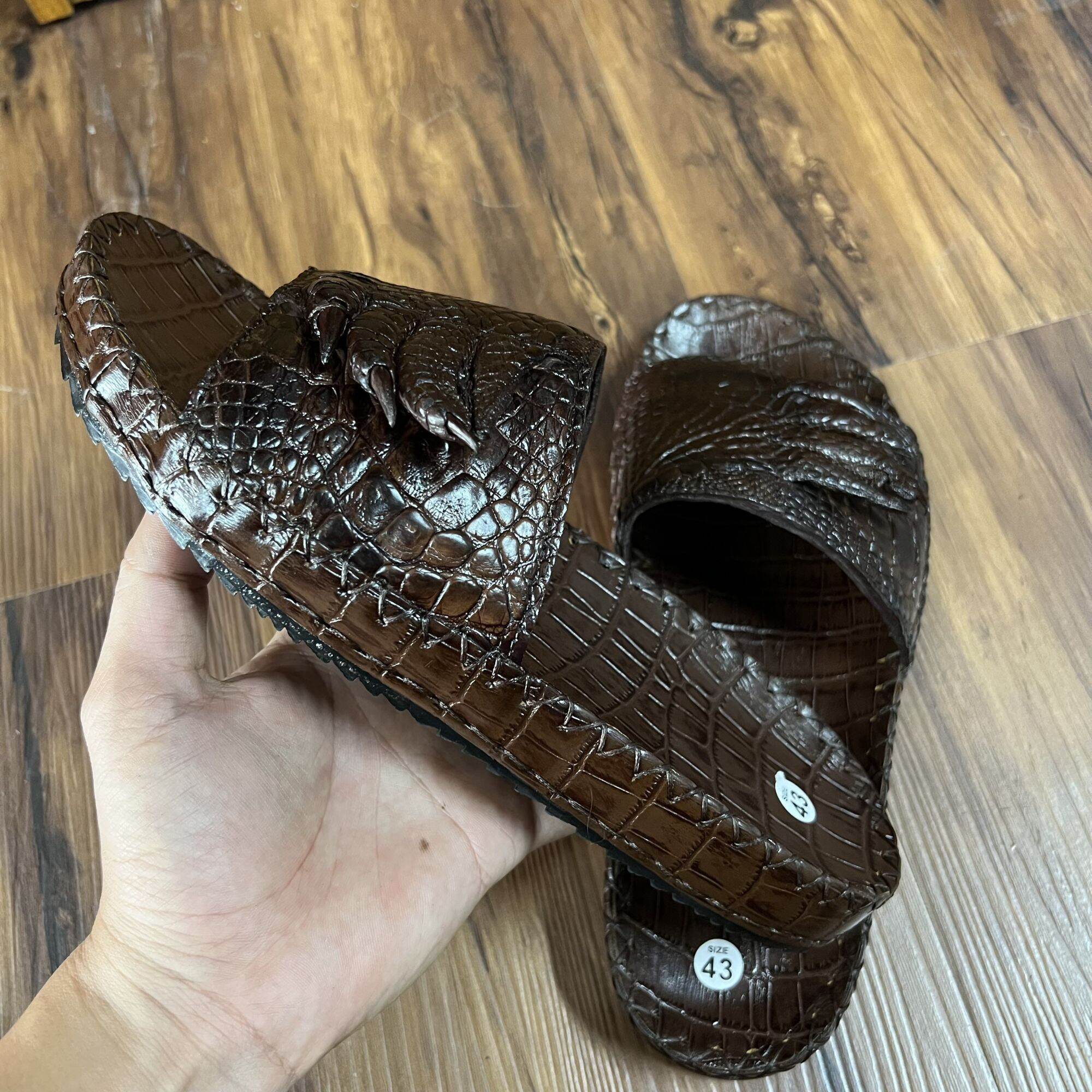 Dép da cá sấu tuấn minh dép nam quai ngang da cá sấu thật size 39...43 phần gai bàn tay cá sấu còn móng ba màu đen nâu,nâu đỏ bảo hành 5 năm 
dép quai ngang da cá sấu thật
dép da cá sấu thật