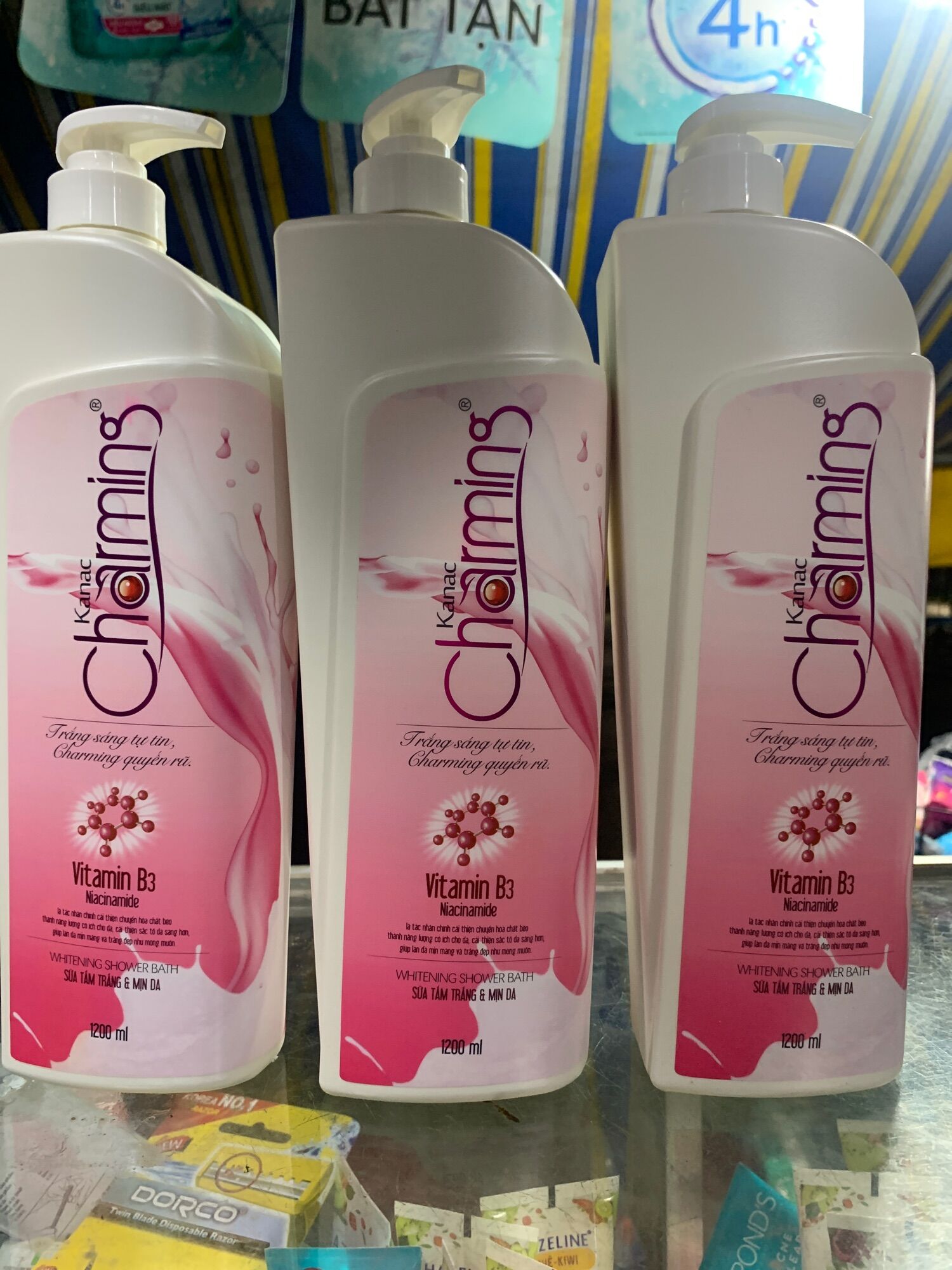 Sữa tắm charming 1200ml với tinh chất giàu vitamin b3 cho làn da mềm mượt trắng rạng rỡ ,