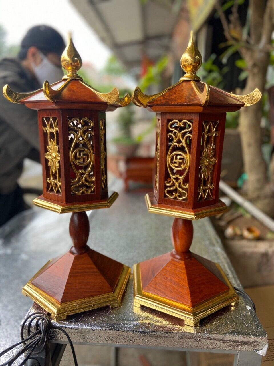 Cặp đèn thờ mái chùa,gỗ hương cao 50 đầy đủ phụ kiện