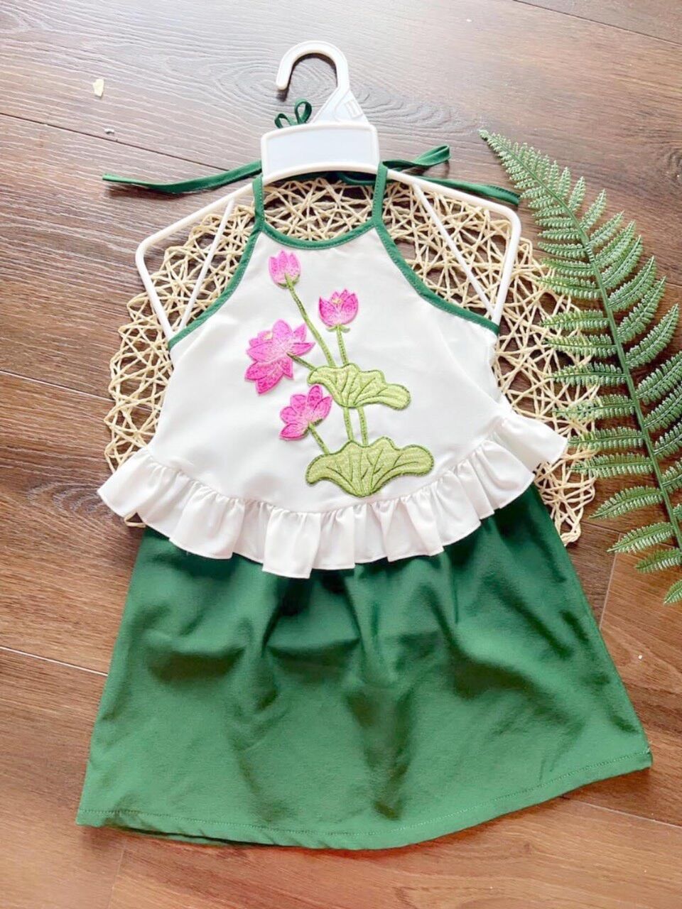 Yếm Lụa Hoa Sen Chân Váy Xanh Cho Bé Gái