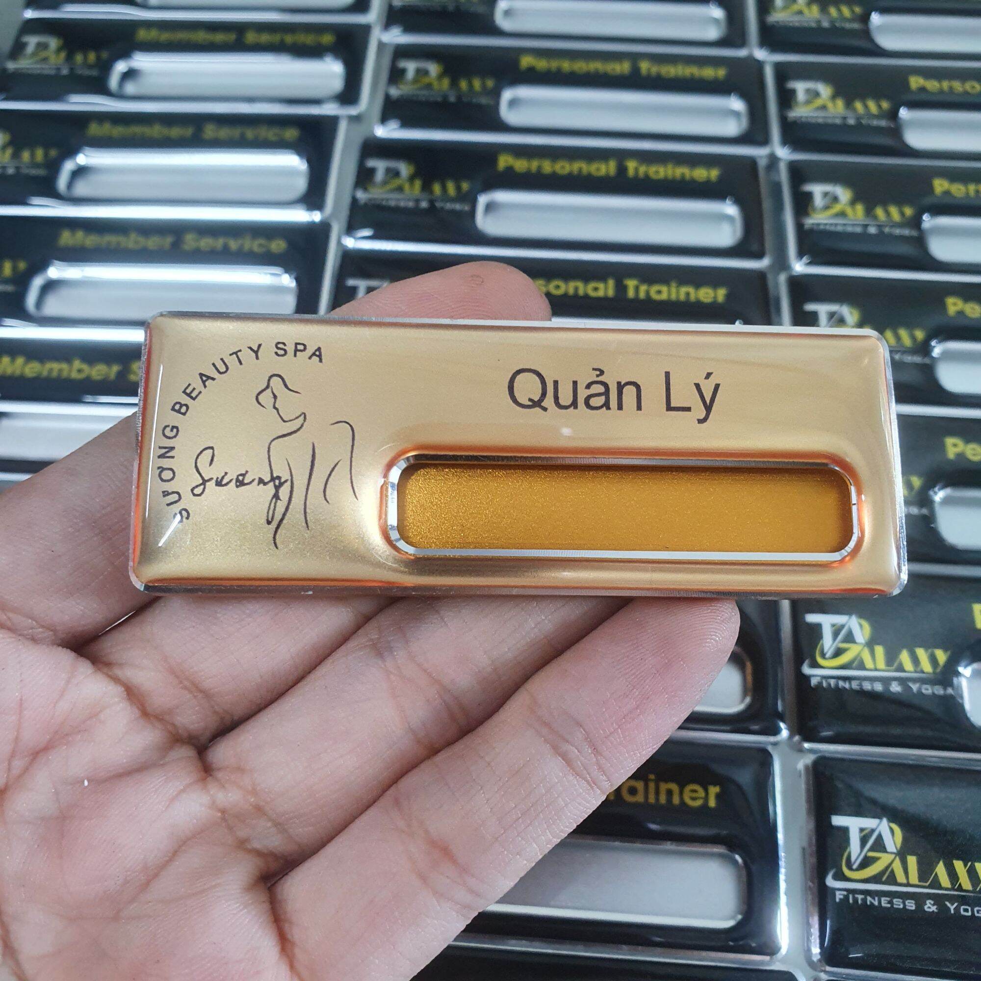 Bảng tên nhân viên thay tên được
