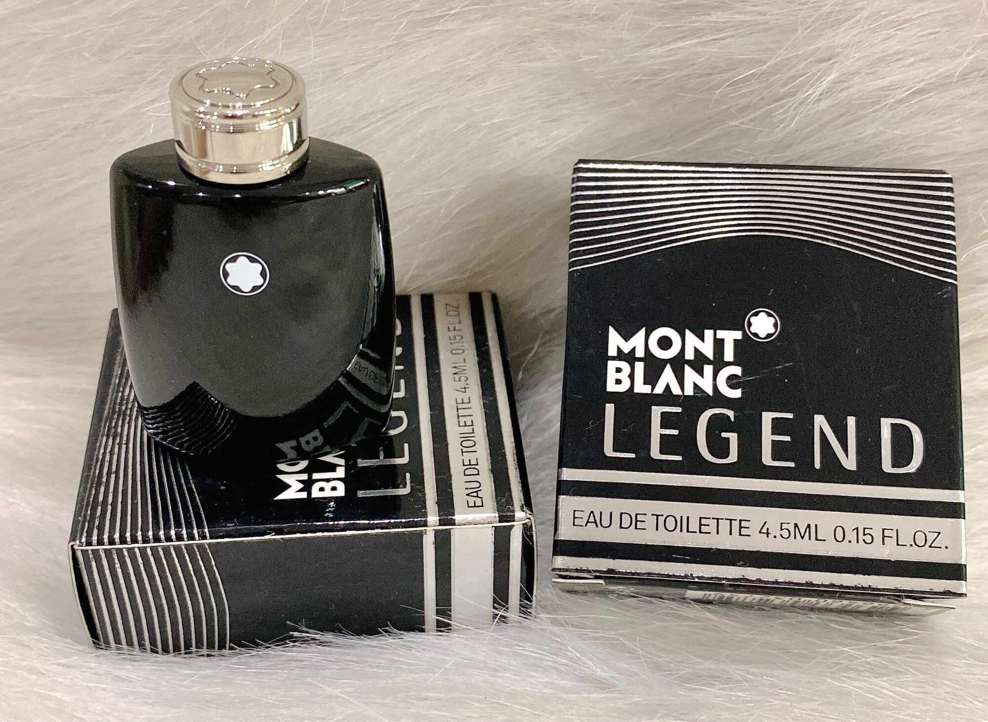 🕋MONT BLANC LEGEND  For Man 4.5ml ♥ Hương dương xỉ cổ điển nhưng rất tinh tế với mùi rêu sồi , ngoài ra còn cảm nhận được hương thơm gỗ mộc mà không kém phần sang trọng , lịch lãm .