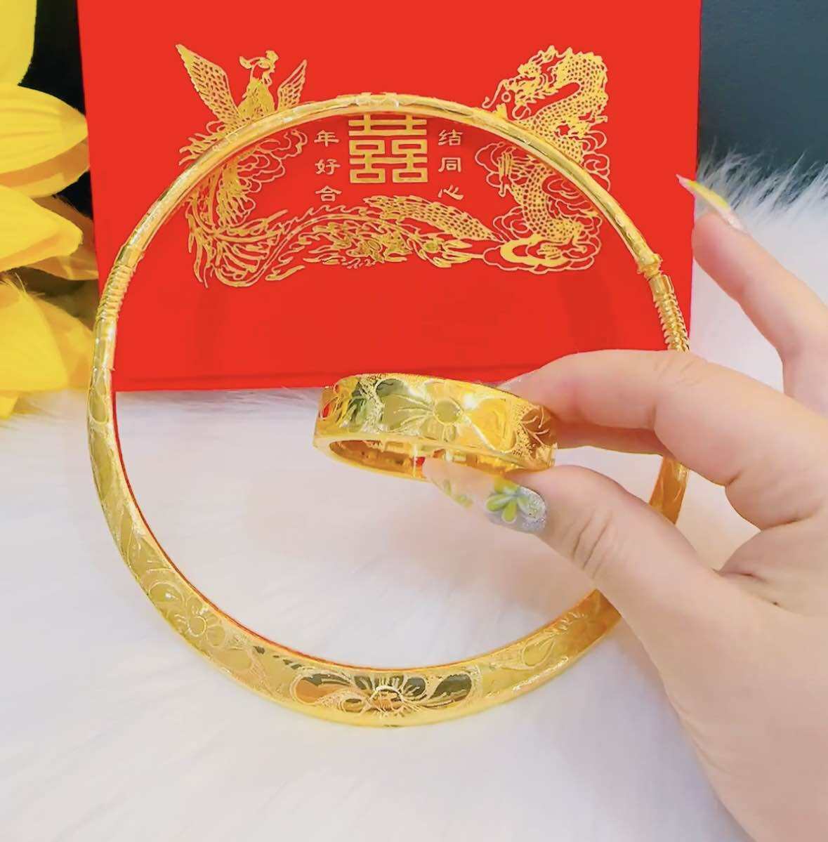 Set 1 kiềng dẹp 3 chỉ 1 vòng tay dẹp 3 chỉ chạm hoa văn khoá vặn xi vàng 24k