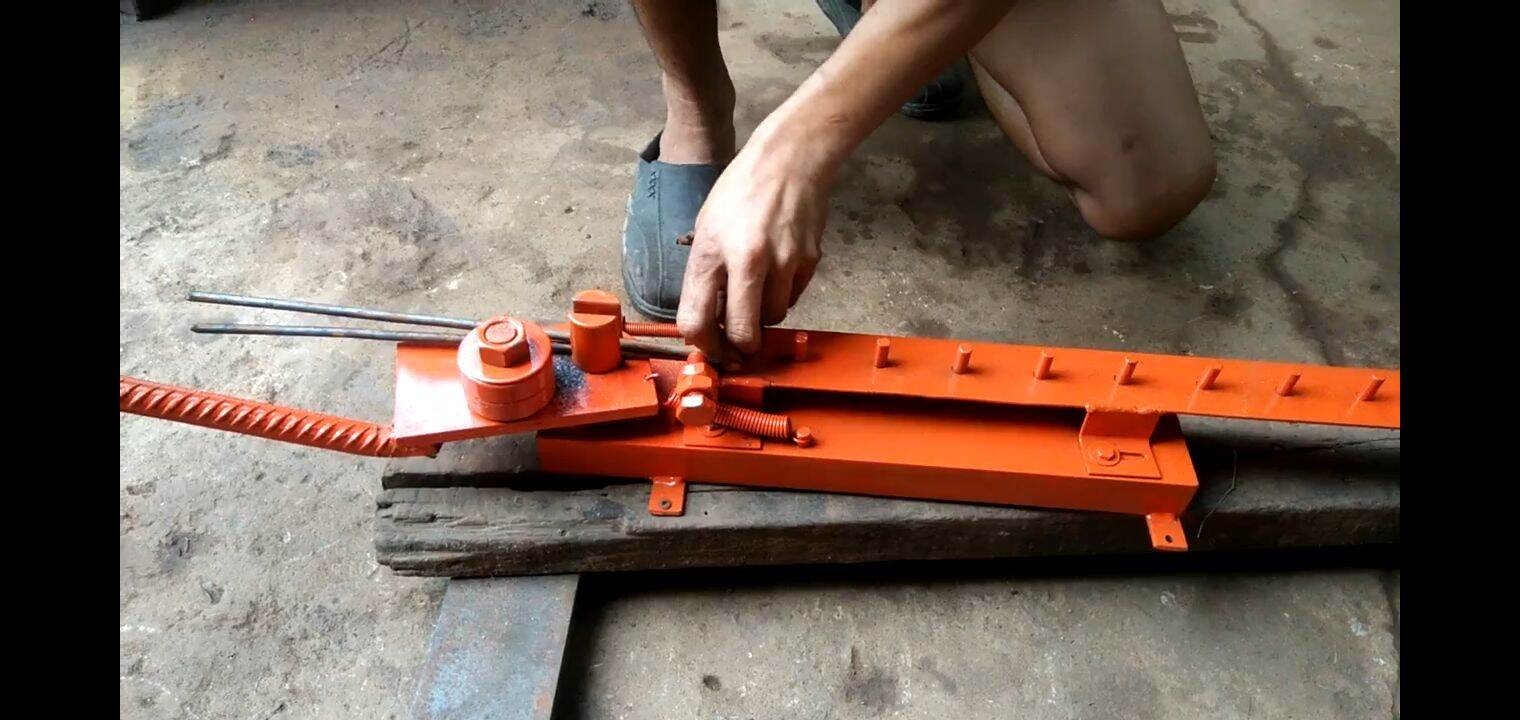 Bàn bẻ đai xây dựng