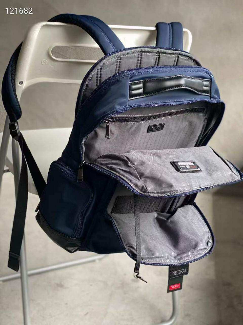 BALO TUmi chất liệu vải nylon dày dặn bền bỉ,