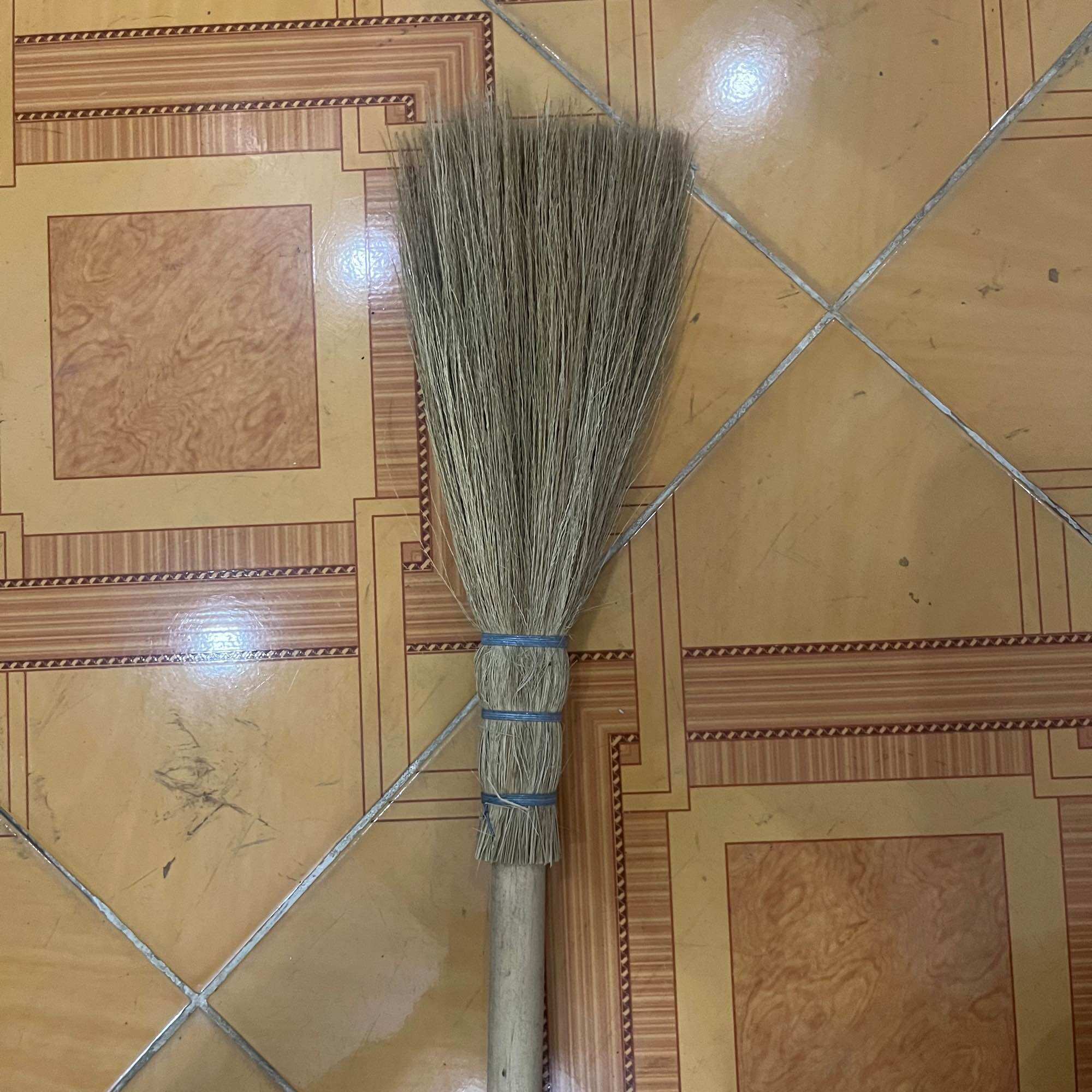 Chổi quét vôi tường nhà liền cán dài khoảng 1m