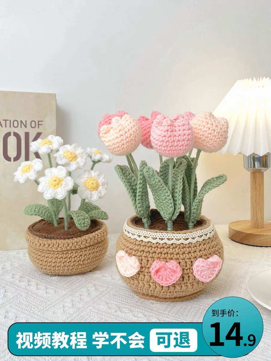 Chậu hoa mini bằng len trang trí bàn học