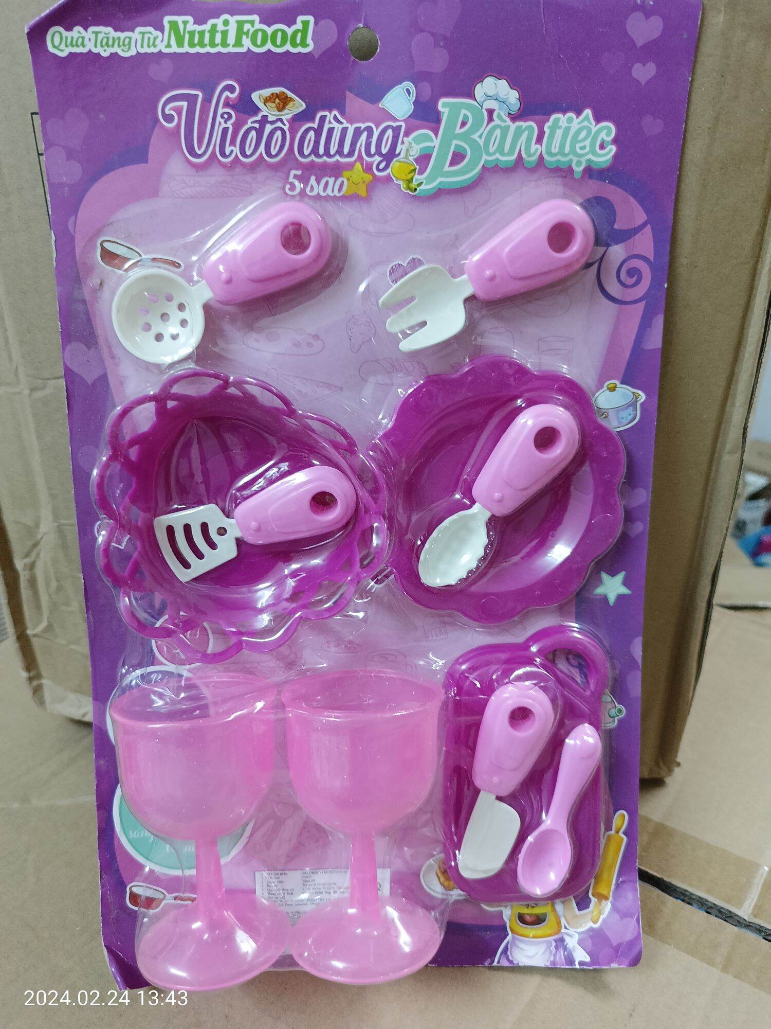 Vỉ đồ chơi bàn tiệc cho bé