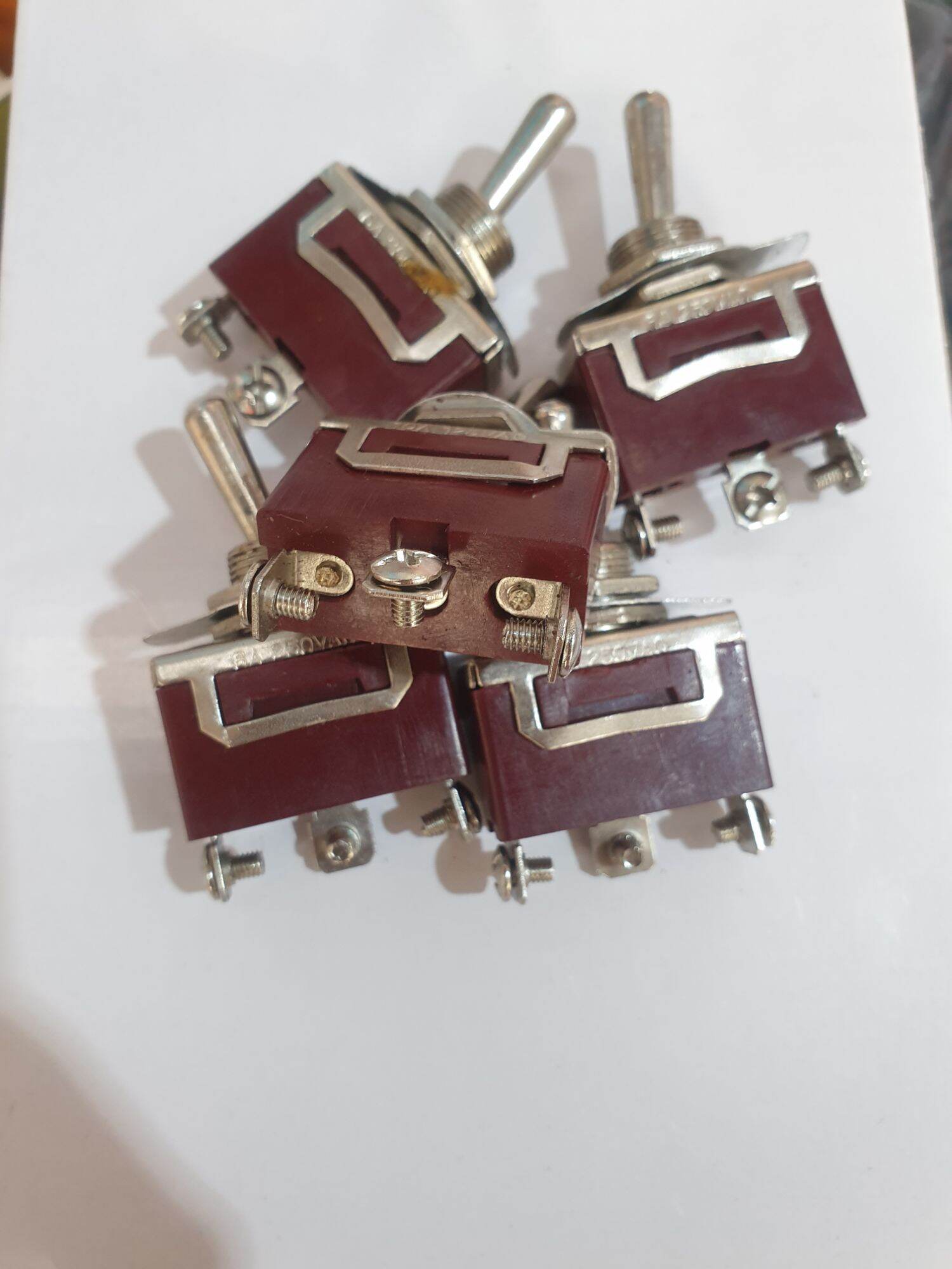 5 cái công tắc 3 chân nâu