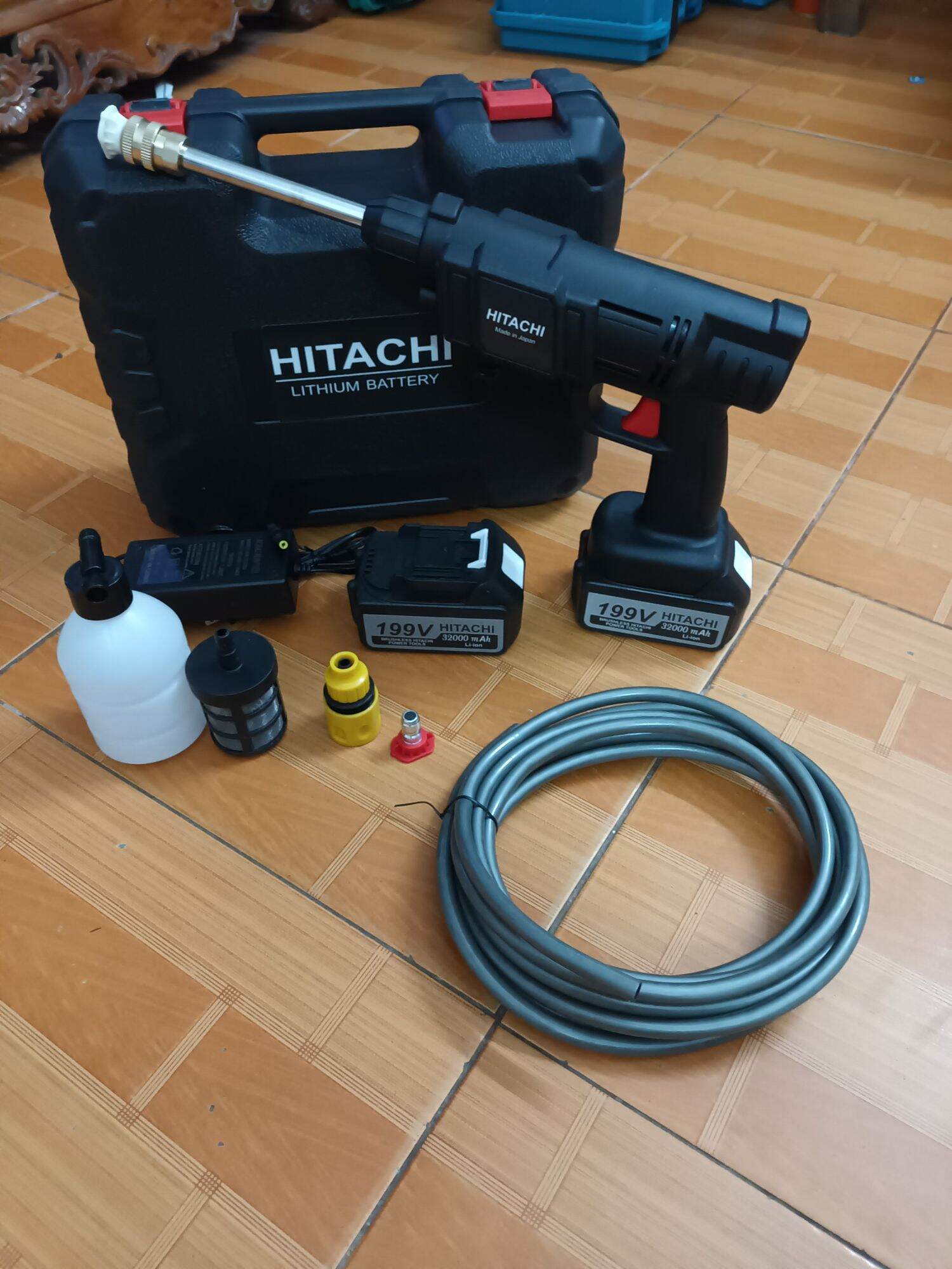 máy rửa xe chạy pin hitachi 199v lõi đồng100%