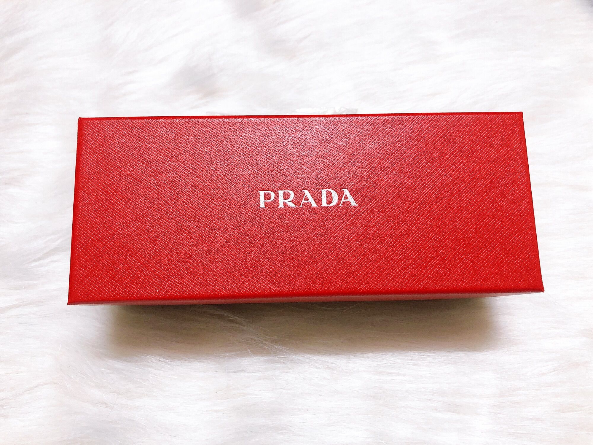 Hộp đựng kính Prada