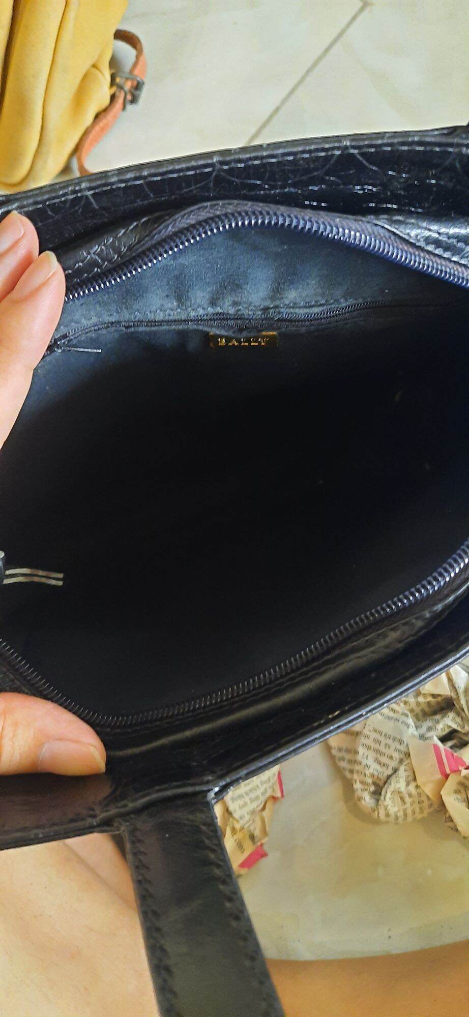 Túi da độc lạ Hiệu Bally
