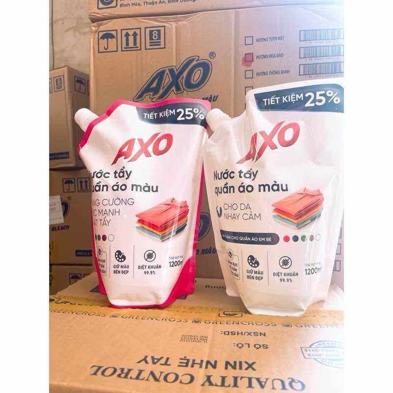 Nước tẩy quần áo màu đánh bay vết bẩn AXO 1LÍT2 Siêu Tiết Kiệm