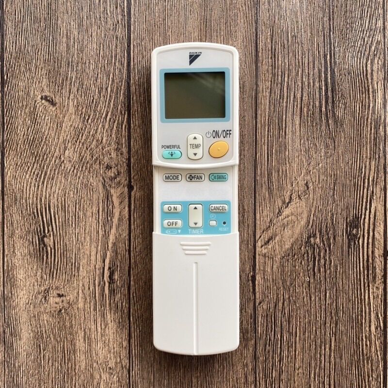 REMOTE MÁY LẠNH DAIKIN CHĨNH HÃNG 1 nút xanh ( tặng pin )