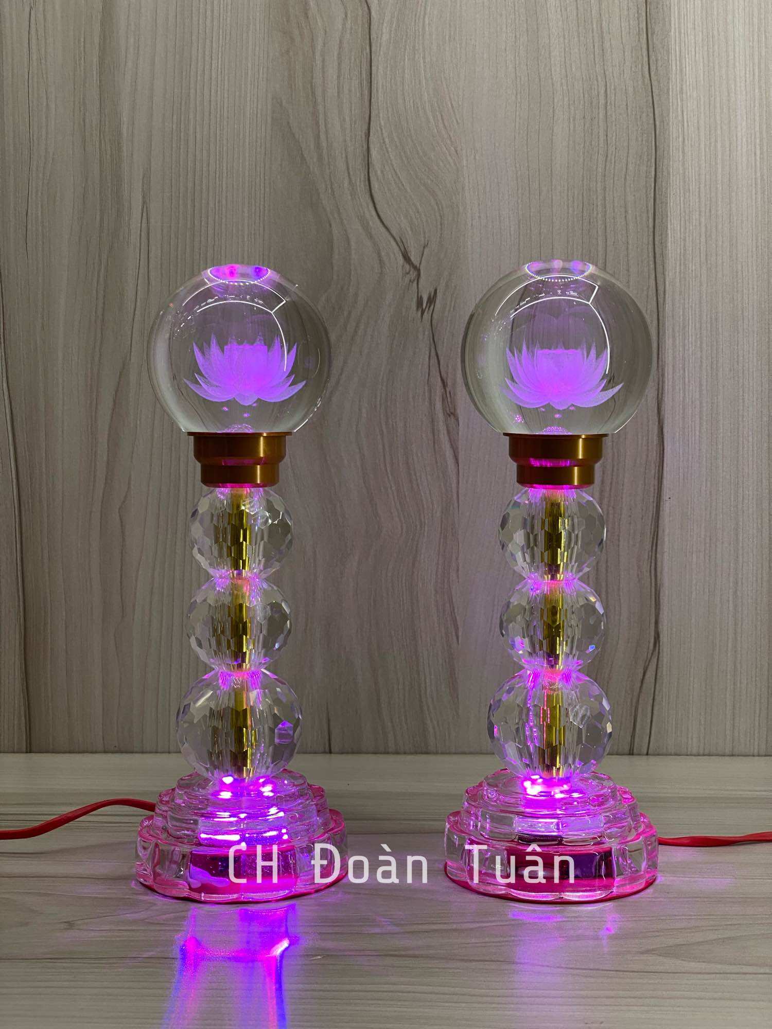 MỘT CẶP ĐÈN THỜ QUẢ CẦU PHA LÊ KHẮC HOA SEN