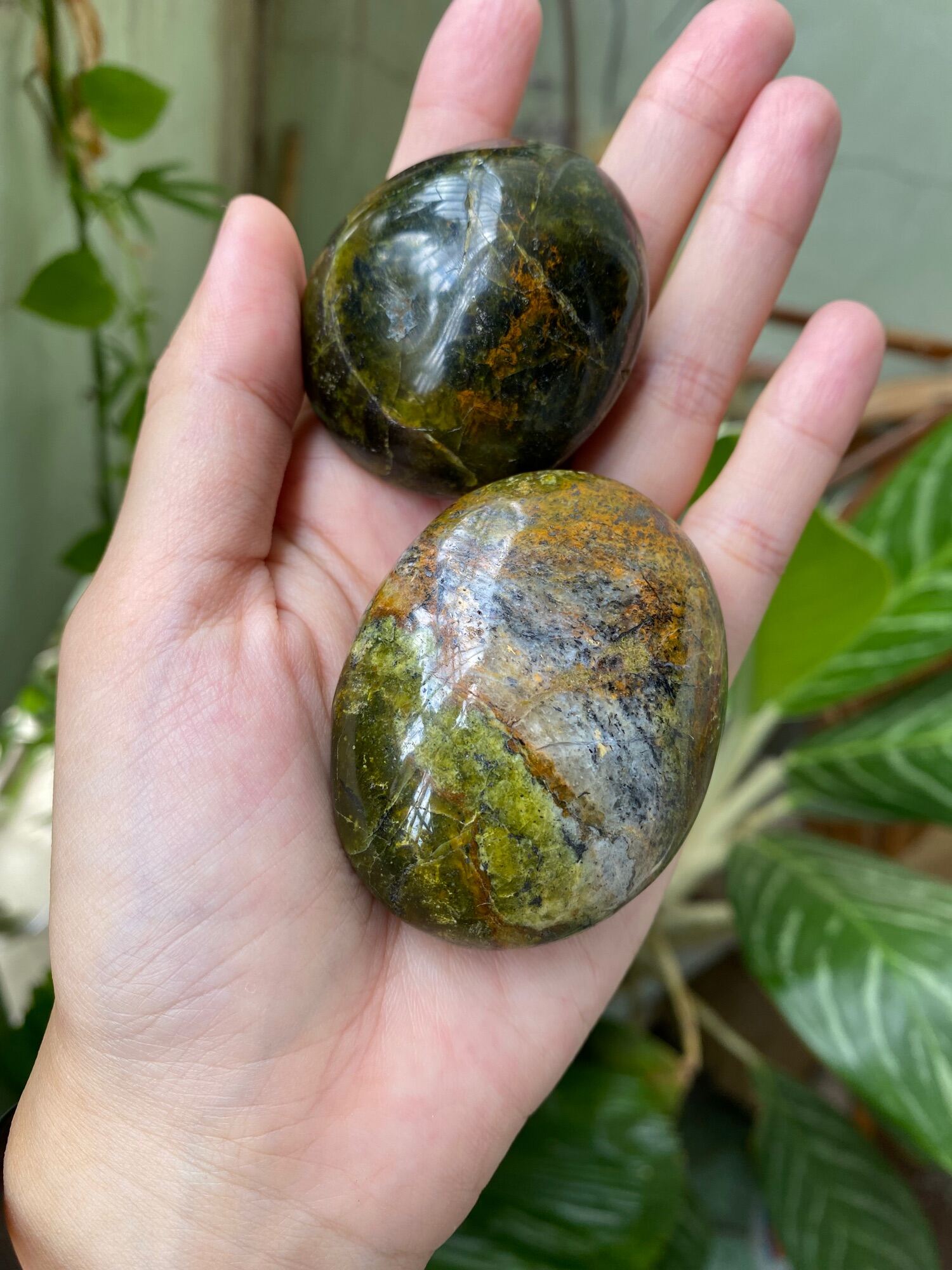 Palm cuội đá Green Opal xanh lá siêu to đẹp chất đá mịn - Đá phong thuỷ thanh tẩy tự nhiên - Natural Green Opal Palm Stone @gocdoquyen