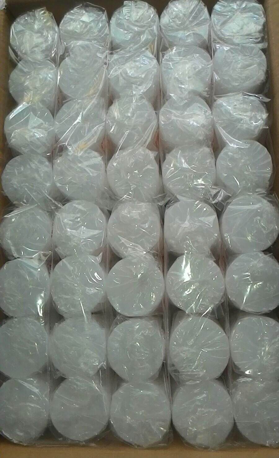 [HCM] 1kg cồn khô loại 1, viên tròn, trong suốt, đóng gói trong bao bì nhựa, đặt trên lá cây xanh, nền gỗ.