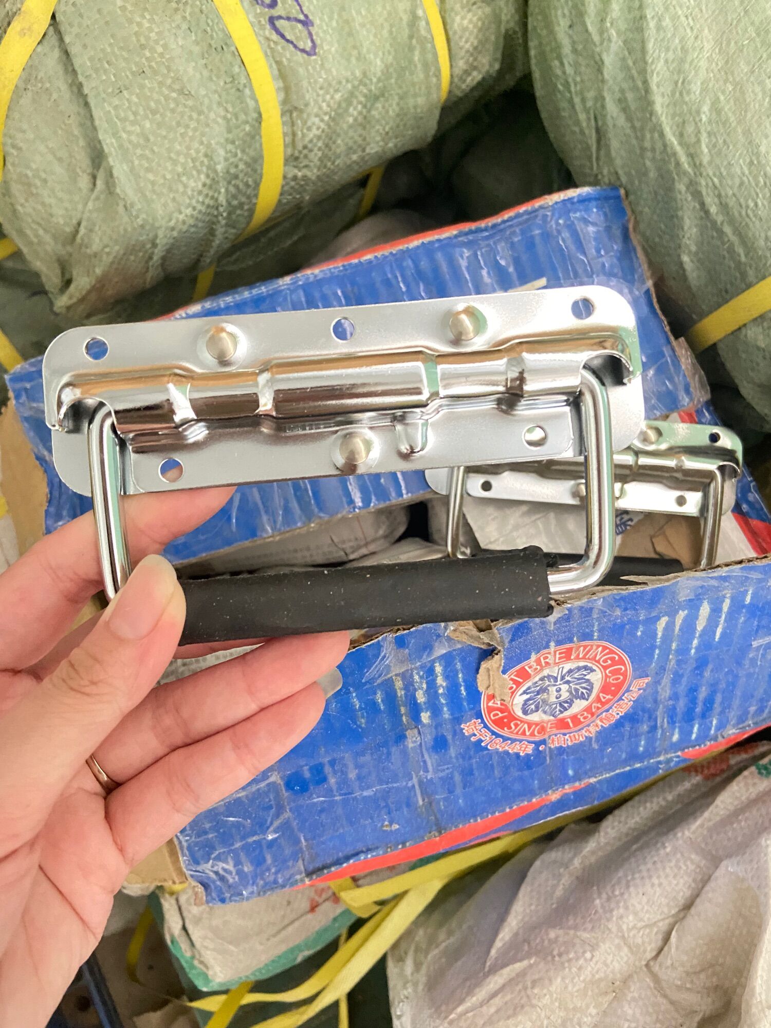 Tay xách nổi tủ âm thanh