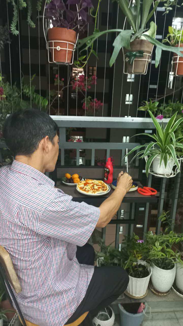 [HCM]Bàn treo ban công mặt gỗ composite- HOME VIỆT