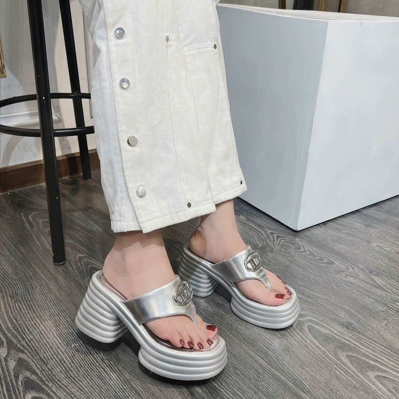Dép xuồng kẹp D cao 8 phân da mềm êm