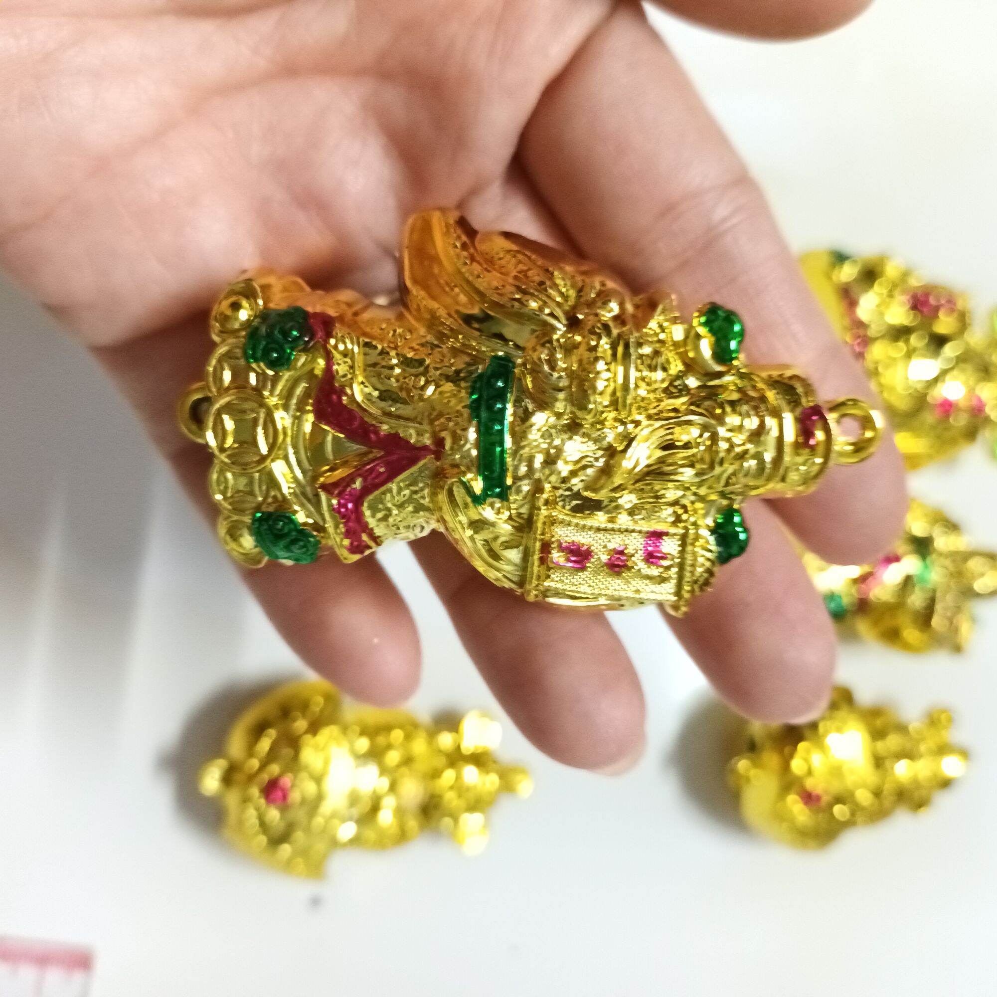 Ông thần tài có móc treo trang trí tháp tỏi, cây cành vàng lá ngọc mang lại may mắn