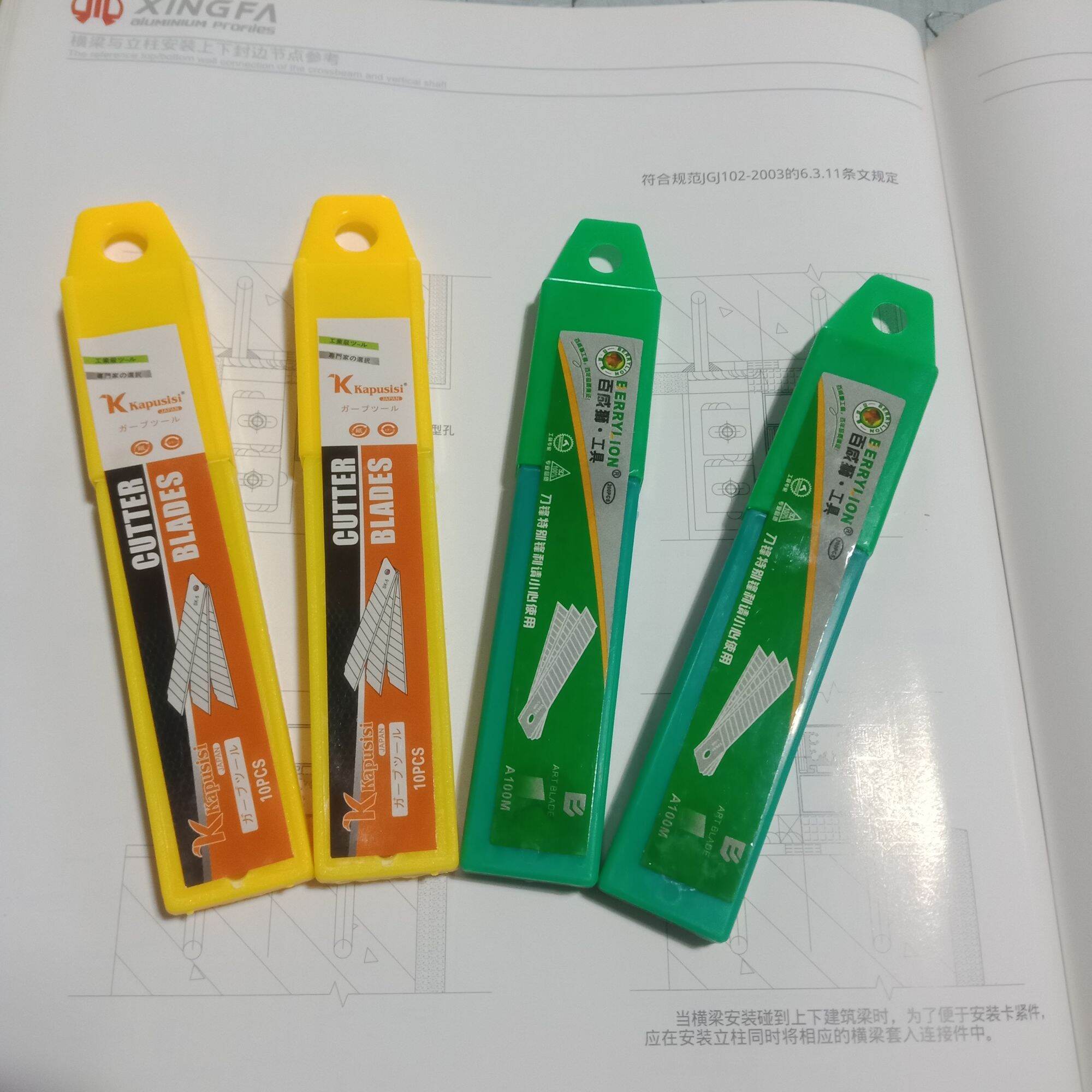 Hộp 10 lưỡi dao rọc giấy berrylion