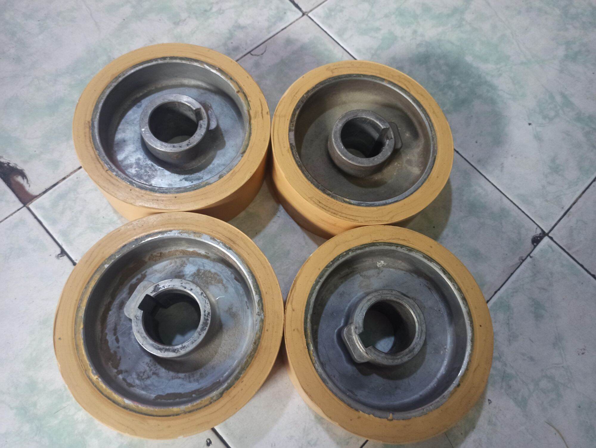 Bánh cao su tì phôi 120xcao50xcốt 30 - vật tư ngành gỗ