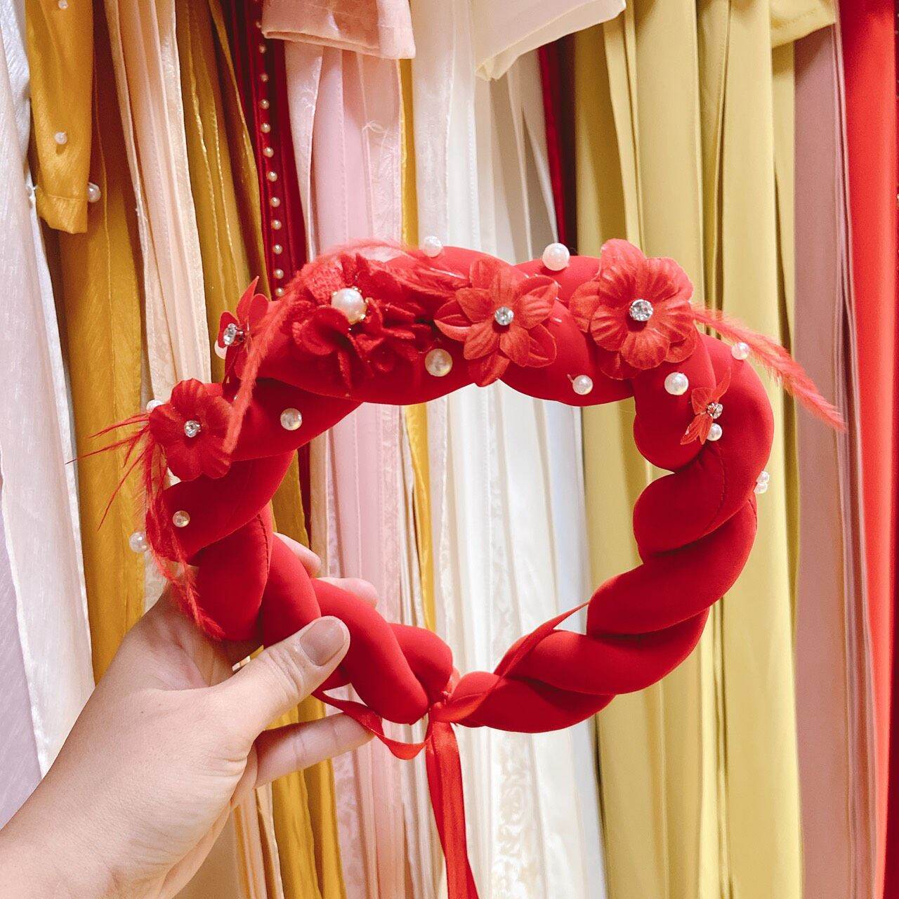 mấn cách tân, mấn cô dâu vải lụa
