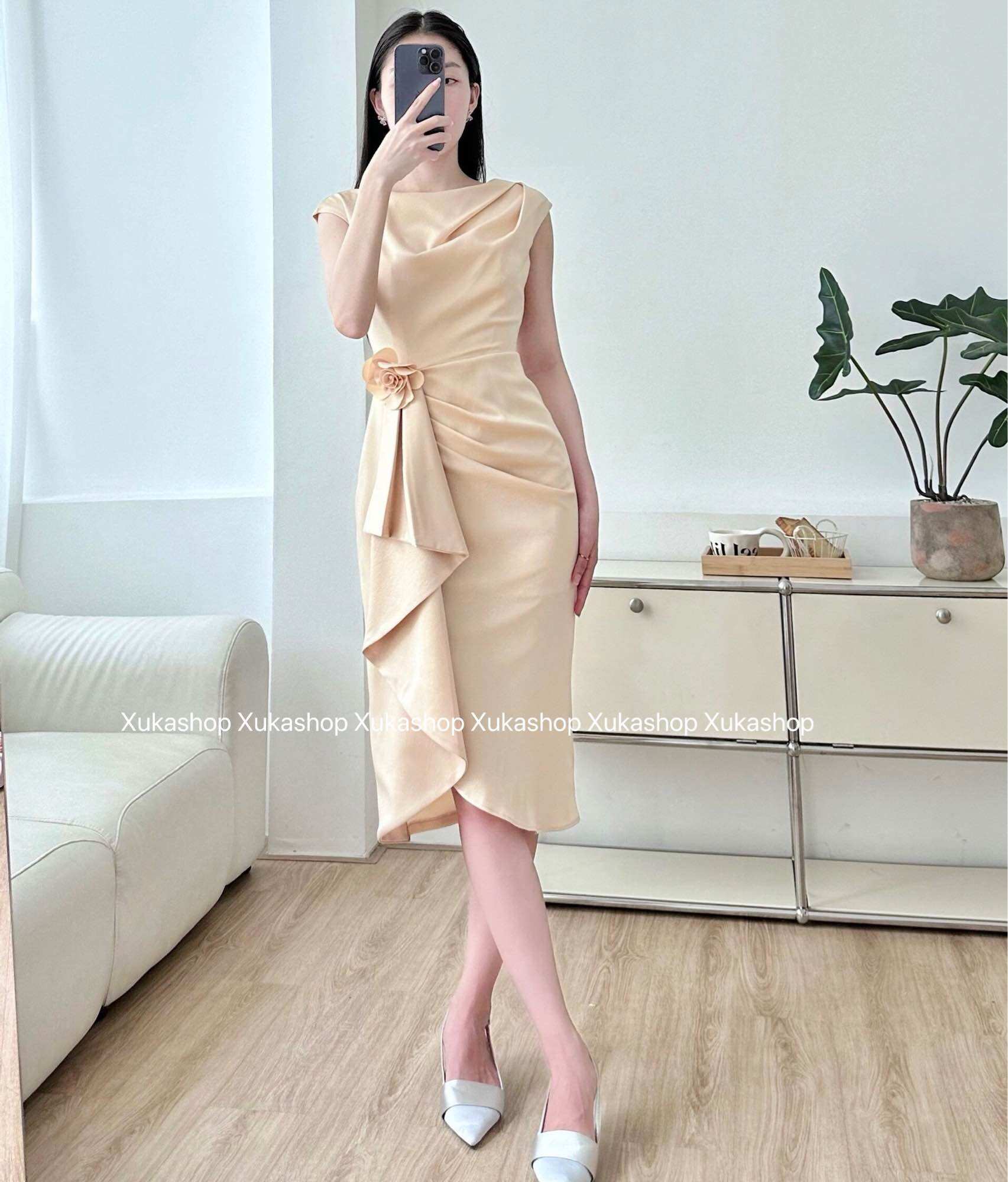Đầm dự tiệc chất lụa xếp ly xẻ tà phối bèo sang chảnh