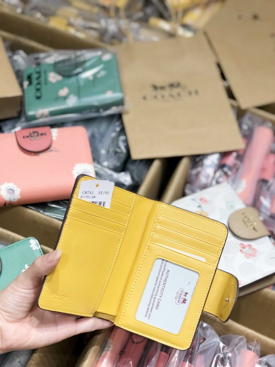 VÍ COAC*H GÀI MEDIUM CORNER ZIP SIÊU XINH