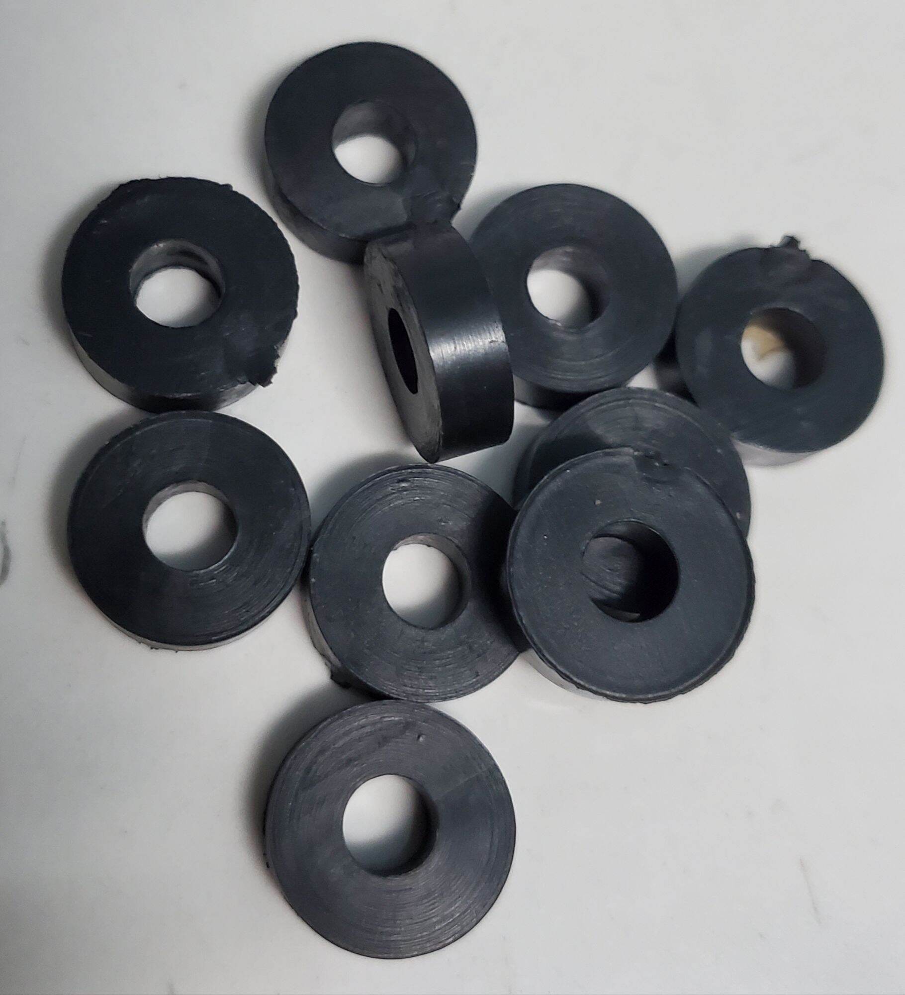 Long đền cao su lổ 6 li, dầy 5 li, đường kính 16mm .