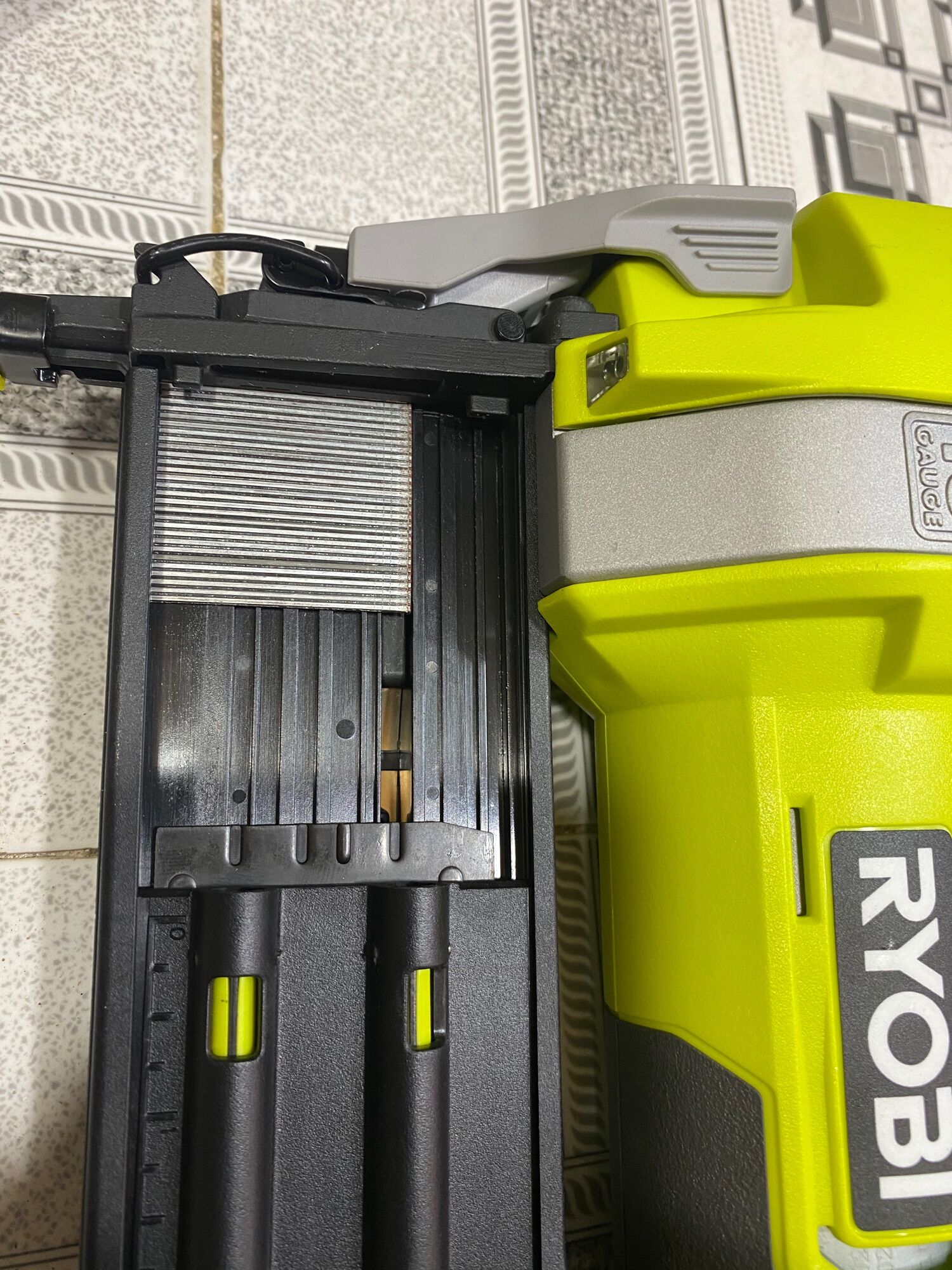 Bắn đinh F ryobi dùng pin 18v