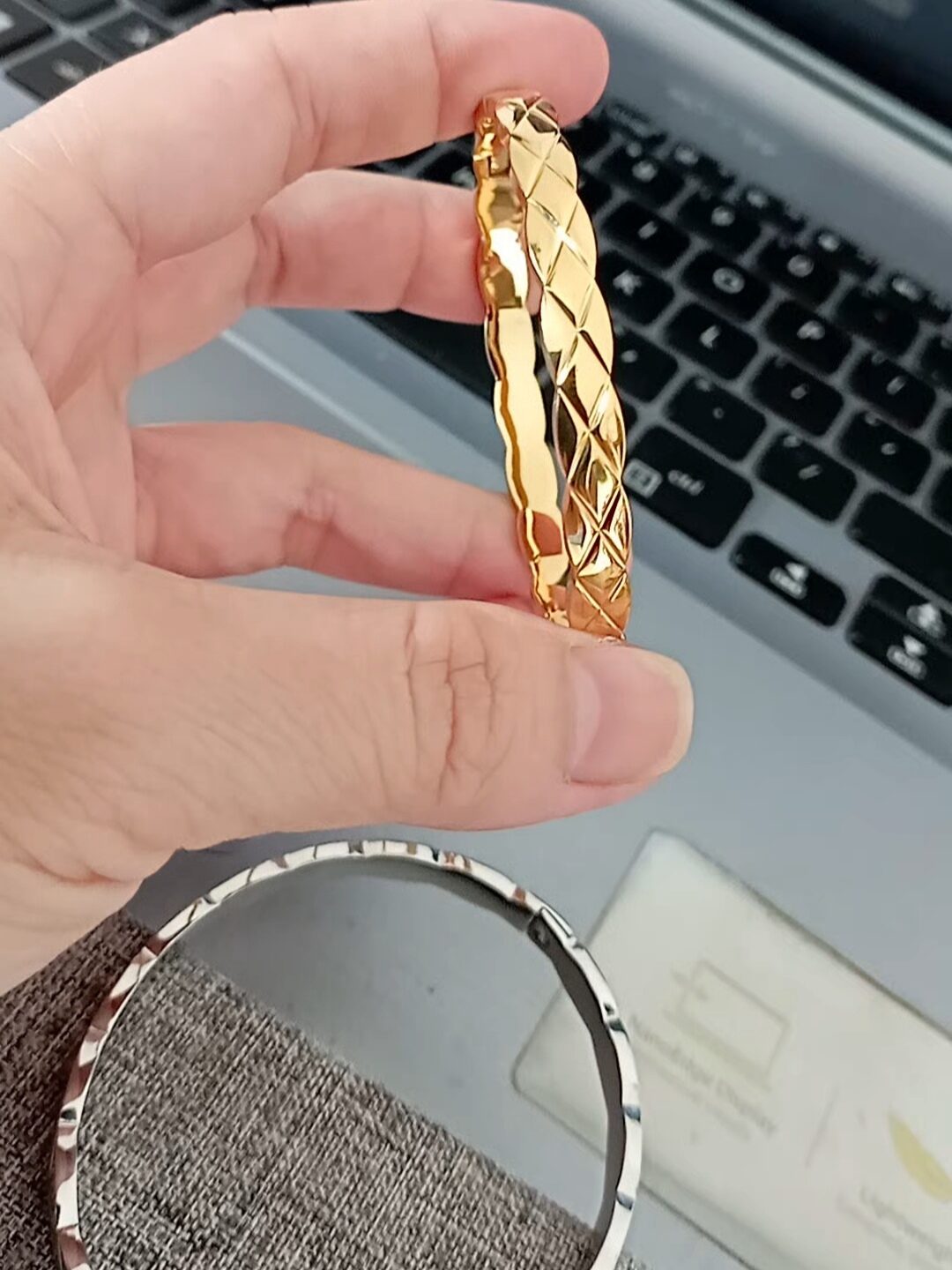 VÒNG TAY NỮ TITAN KIỂU CHẠM KHẮC ĐƠN GIẢN, CÁ TÍNH KHÔNG ĐEN KHÔNG GỈ SÉT [Trang sức MiJ]