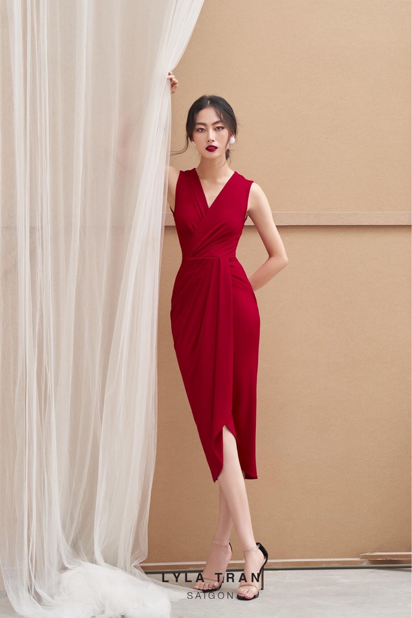 Đầm sát nách xếp ly nhấn eo màu đỏ (SELY)