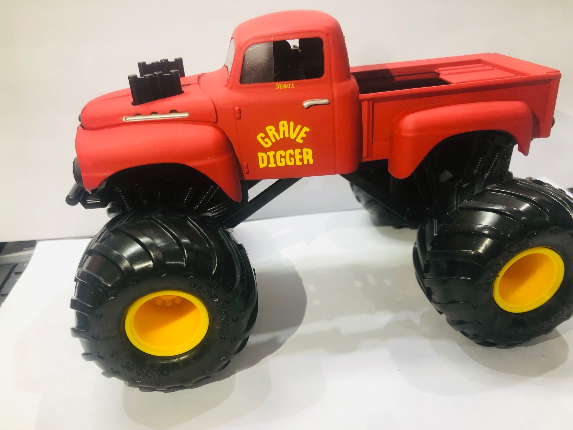 Xe Monster Jam mẫu Grave Digger màu đỏ size 1:24