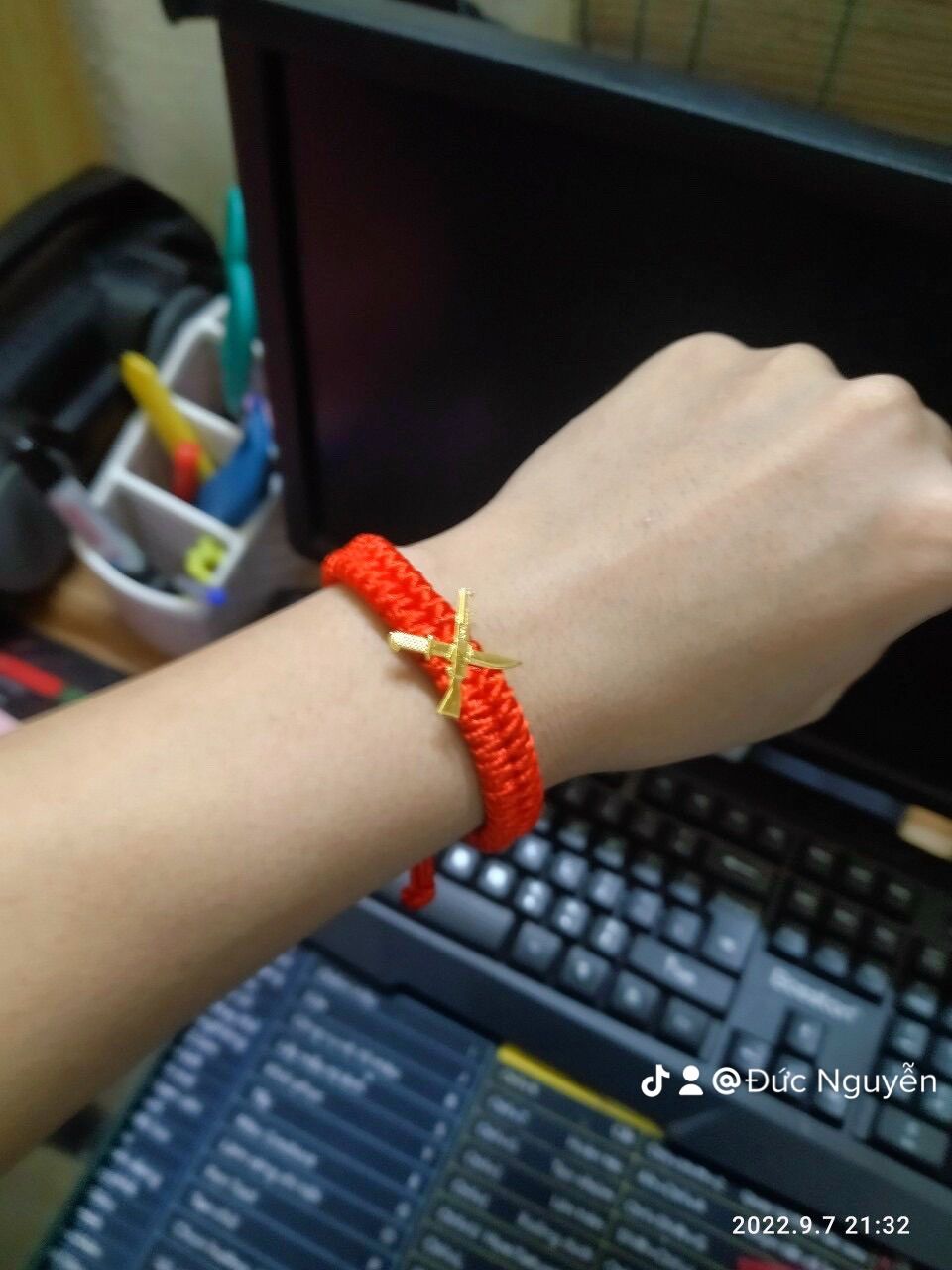 Vòng tay chỉ đỏ các binh chung