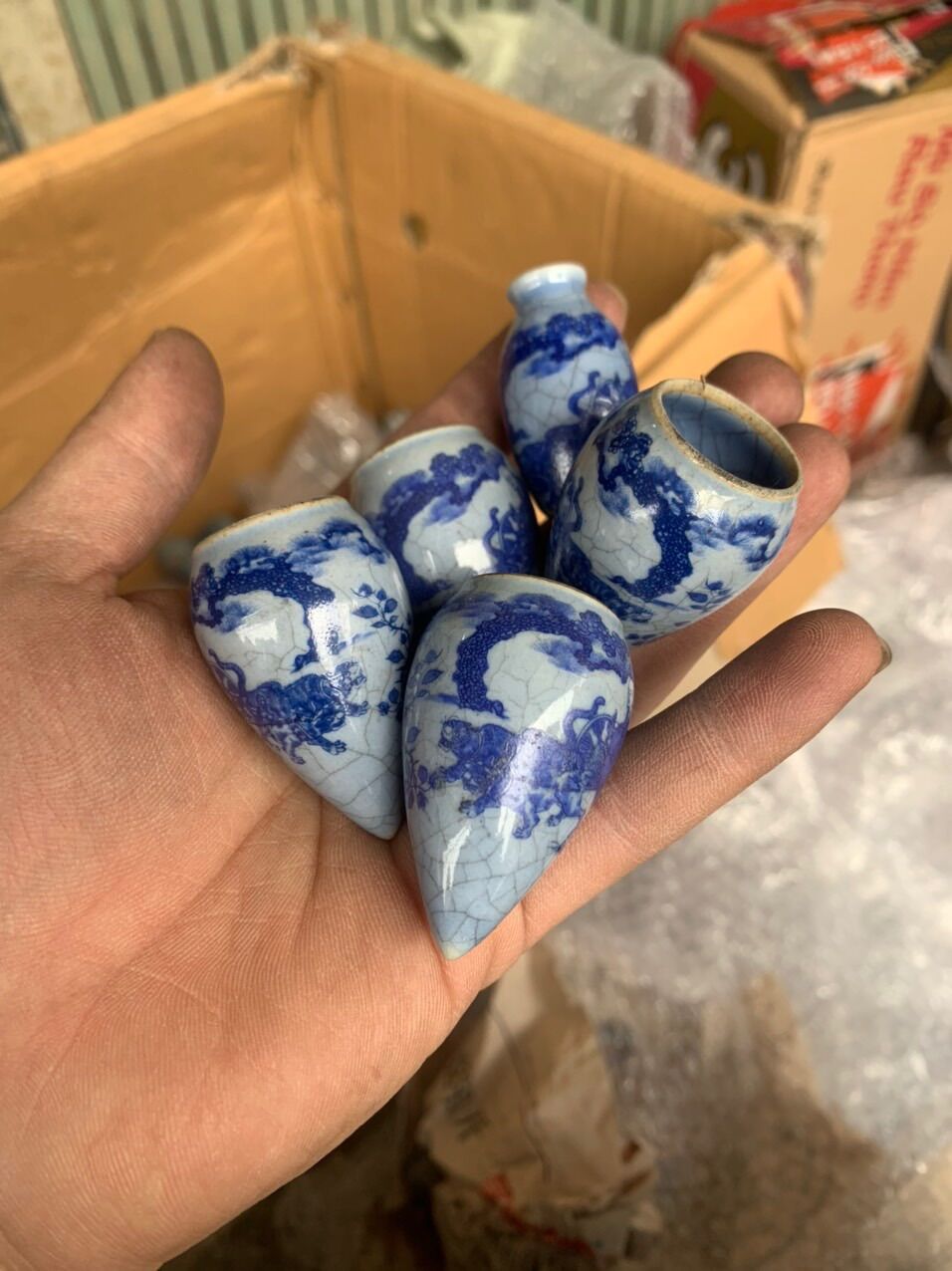 Cóng khuyên men rạn kèm tai tàu
