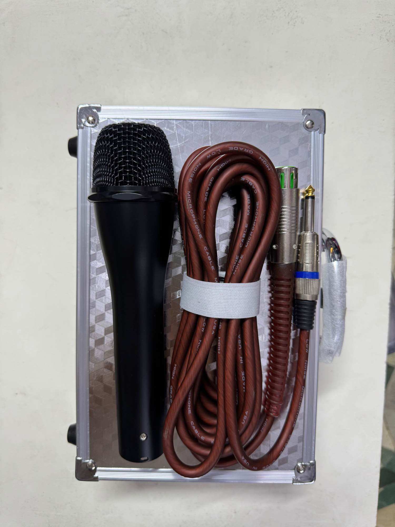 Micro có dây hát Karaoke 838 màu đen,bảo hành đổi mới