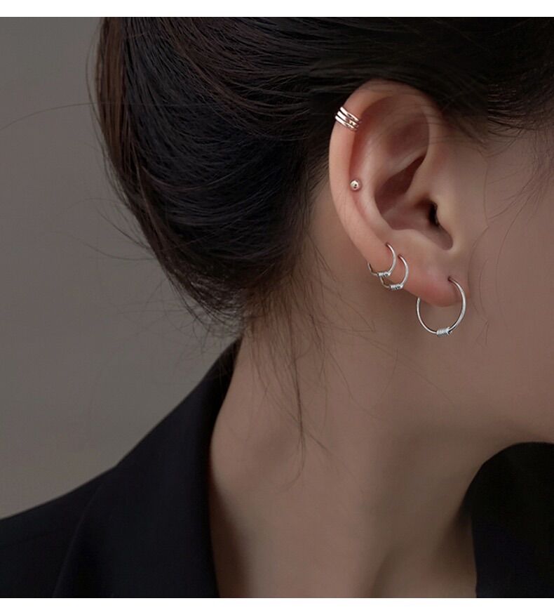 1 chiếc khuyên tròn đeo vành tai
