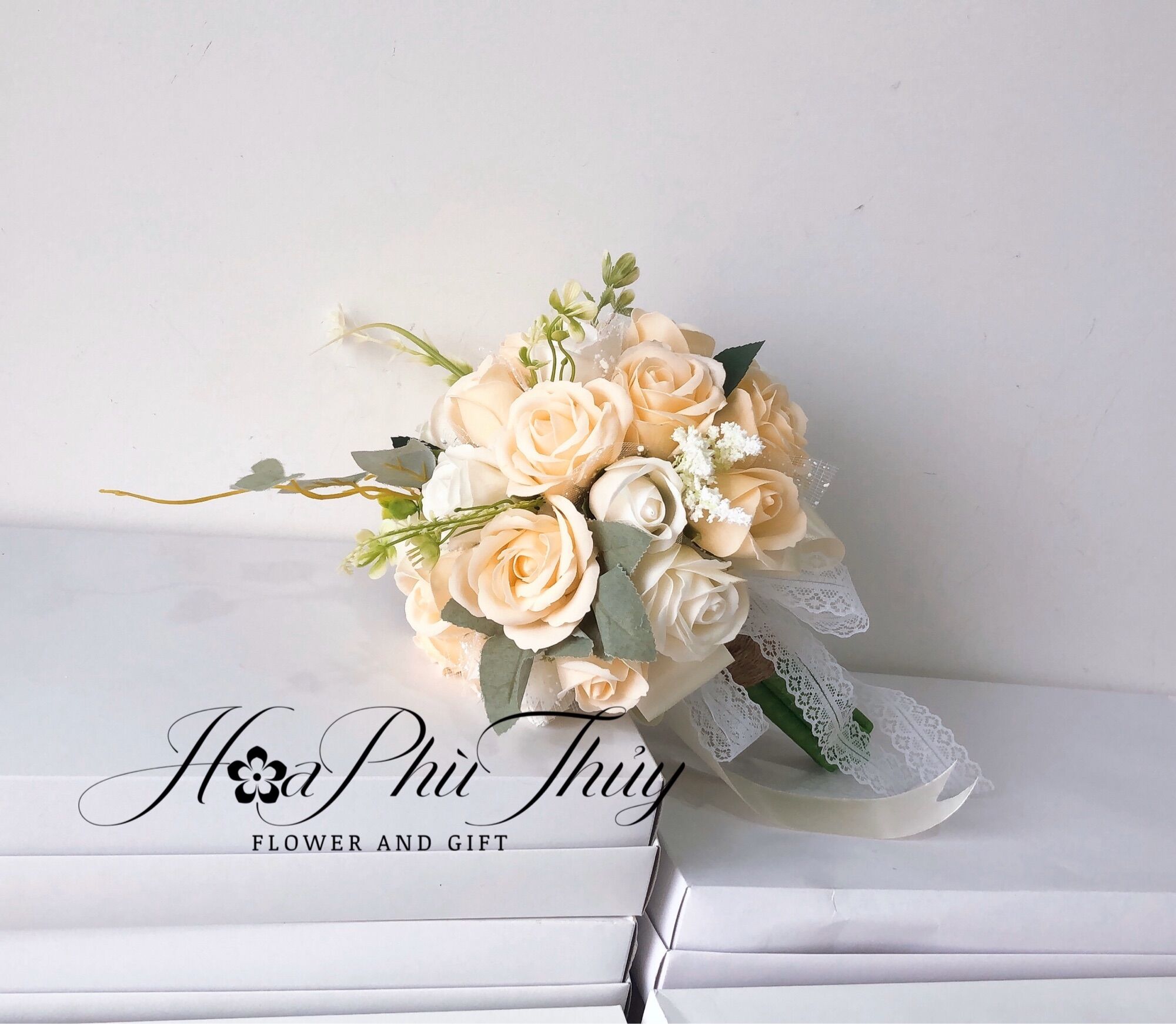 Hoa cưới cầm tay cô dâu bằng sáp thơm